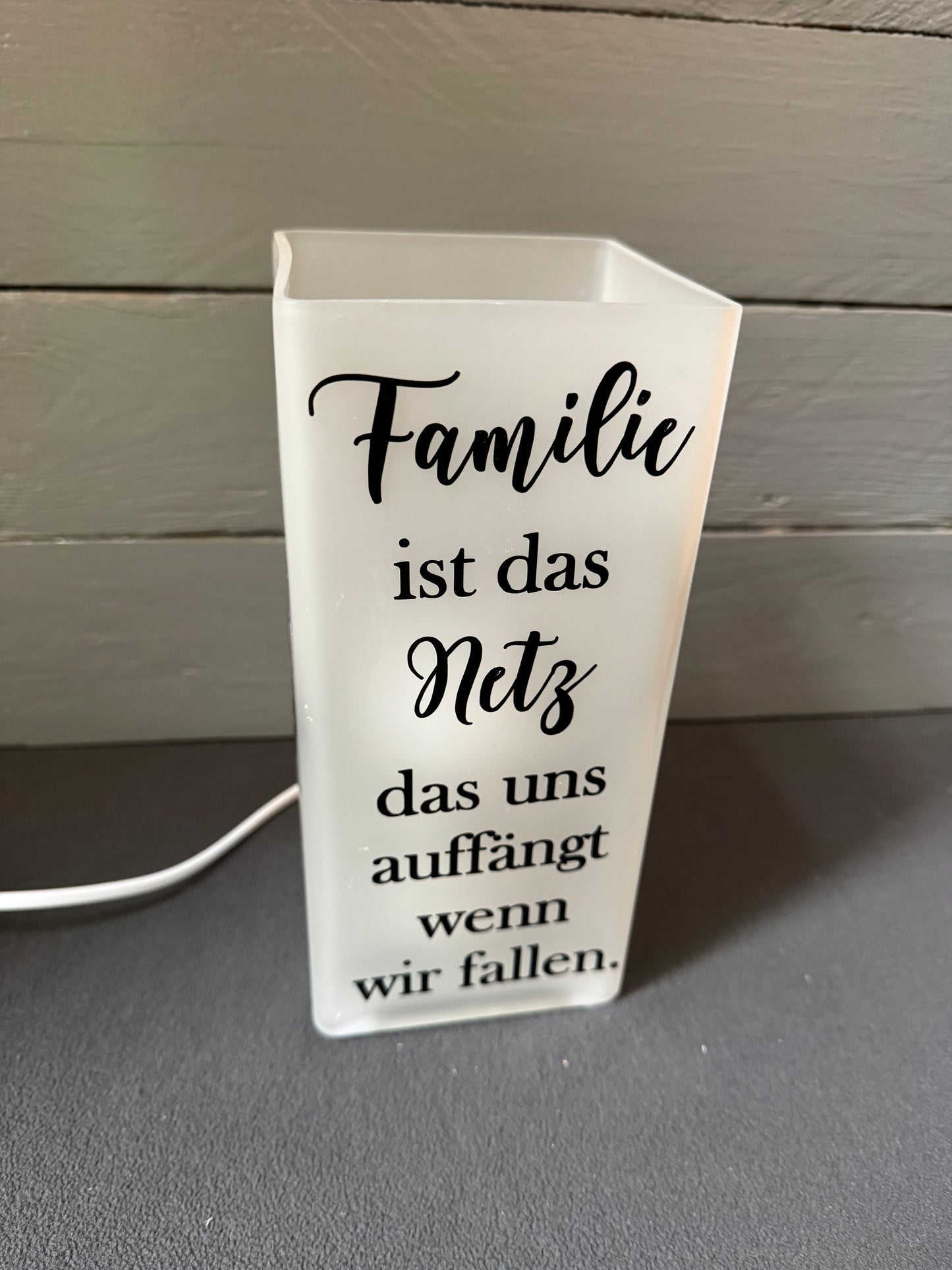 Warme Tischlampe mit familiärem Zitat und Lichtwirkung