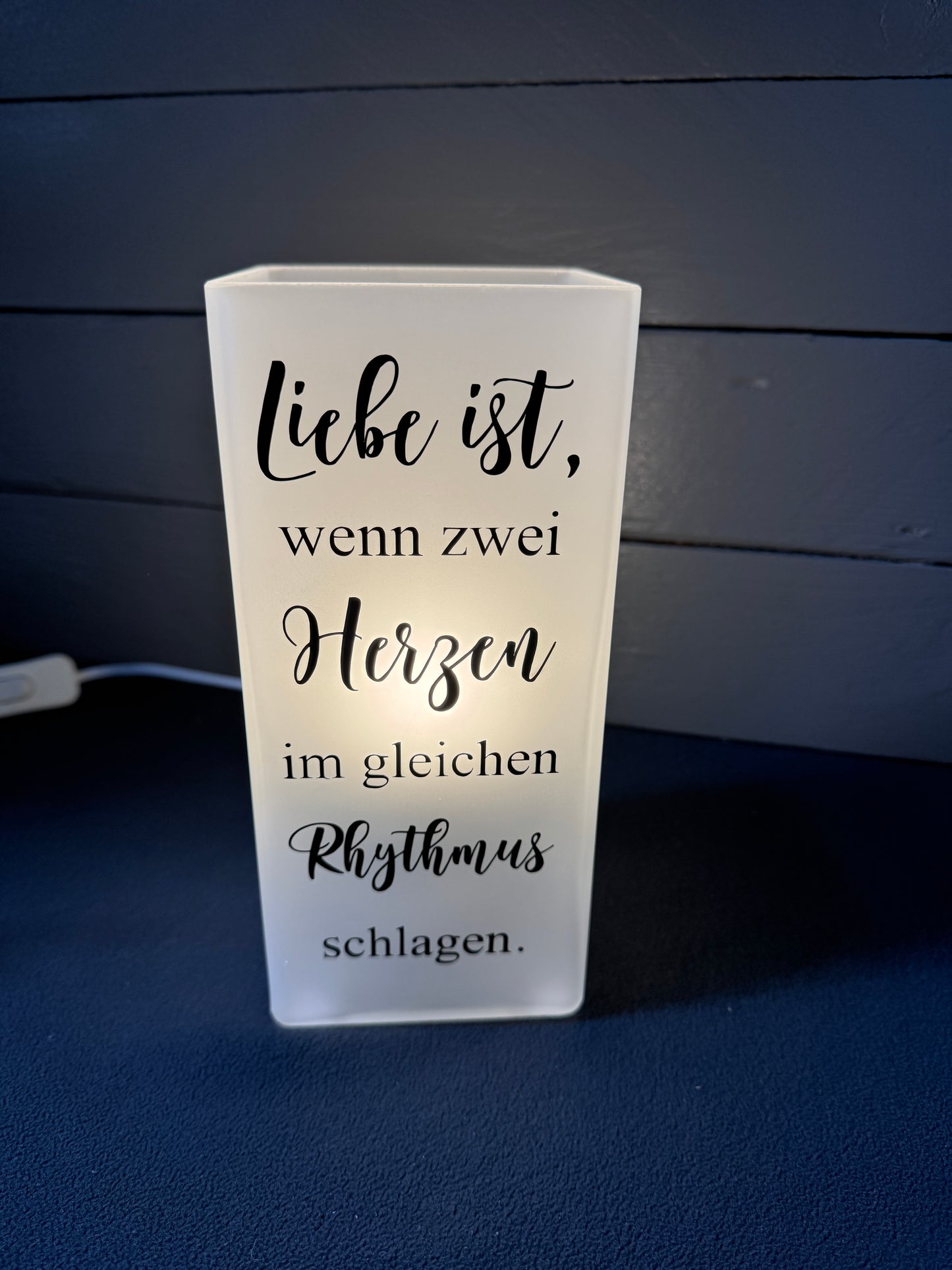 Glaslampe mit Spruch „Liebe ist, wenn zwei Herzen im gleichen Rhythmus schlagen“