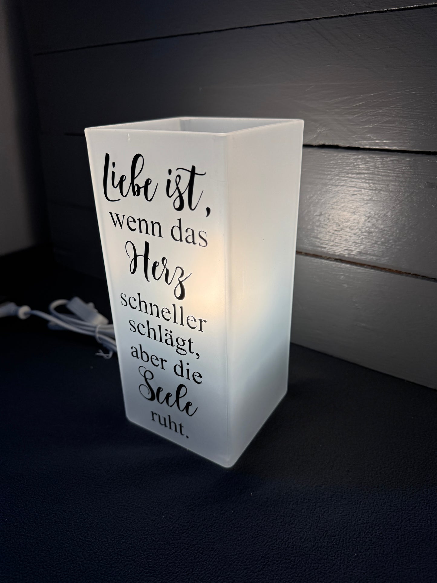 Moderne Glaslampe mit Spruch „Liebe ist, wenn das Herz schneller schlägt, aber die Seele ruht“ für jedes Zuhause
