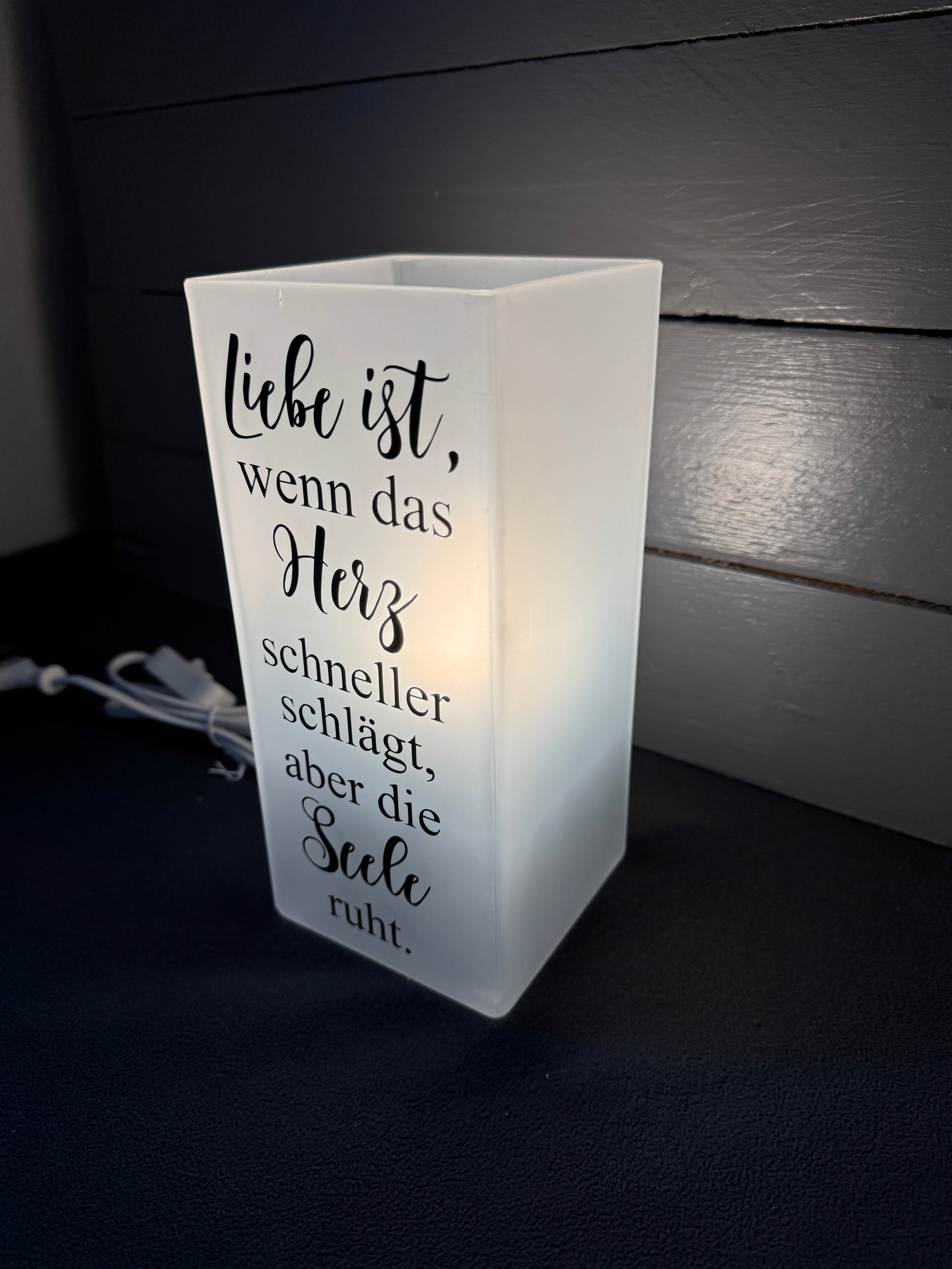 Moderne Glaslampe mit Spruch „Liebe ist, wenn das Herz schneller schlägt, aber die Seele ruht“ für jedes Zuhause