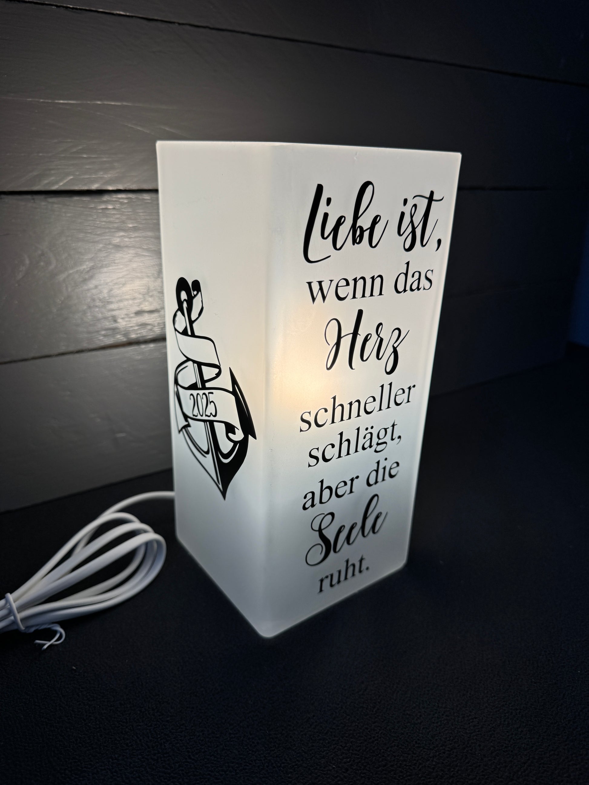 Detailaufnahme der Glaslampe mit aufgeklebtem Spruch für eine gemütliche Atmosphäre