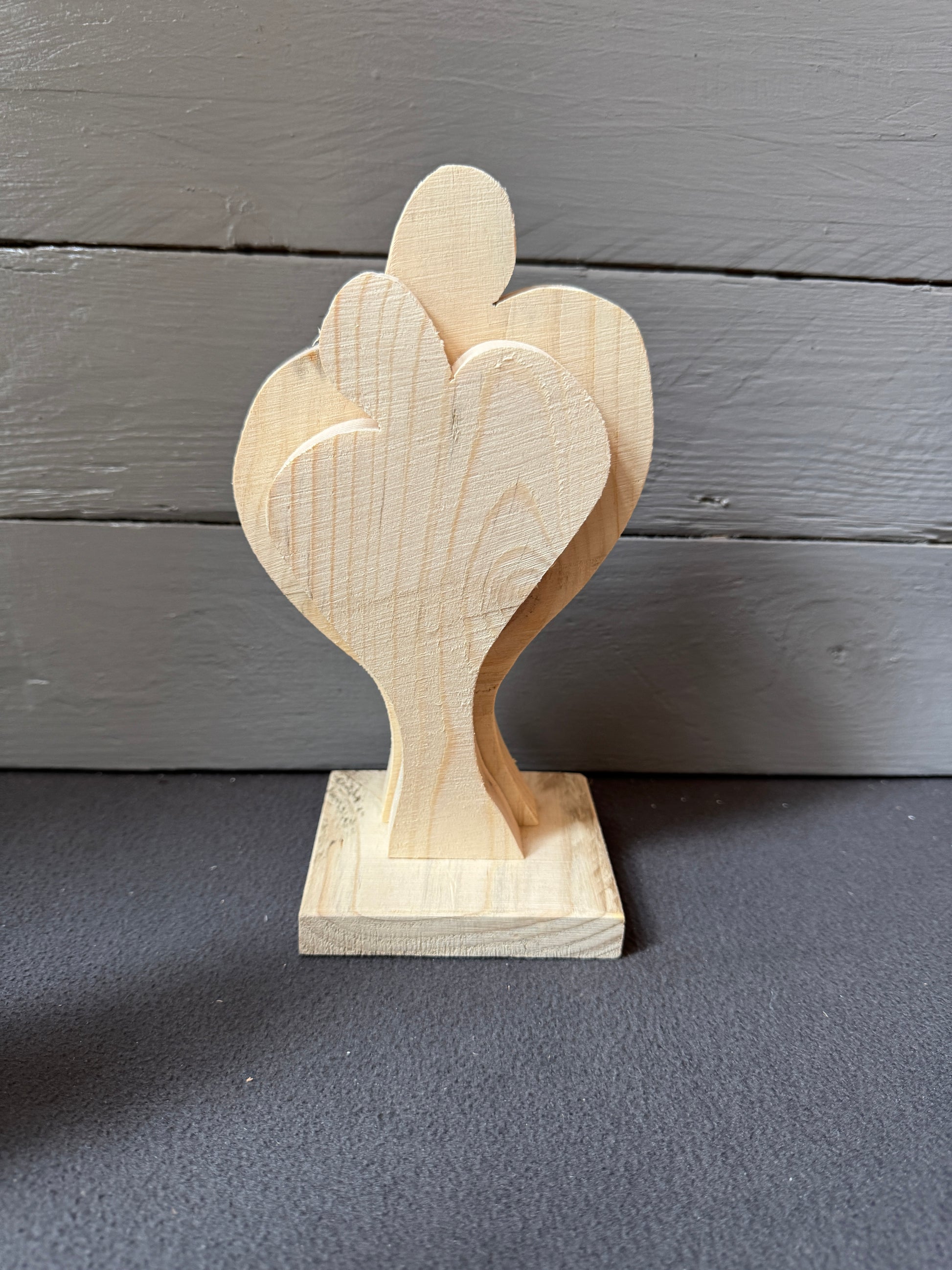 Detailaufnahme des handgemachten Liebespaars aus Holz – Einzigartige Hochzeitsgeschenkidee