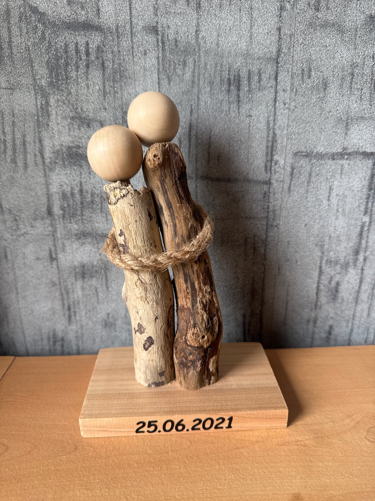 Handgefertigtes Treibholz-Liebespaar aus Ostsee-Treibholz mit Datum.