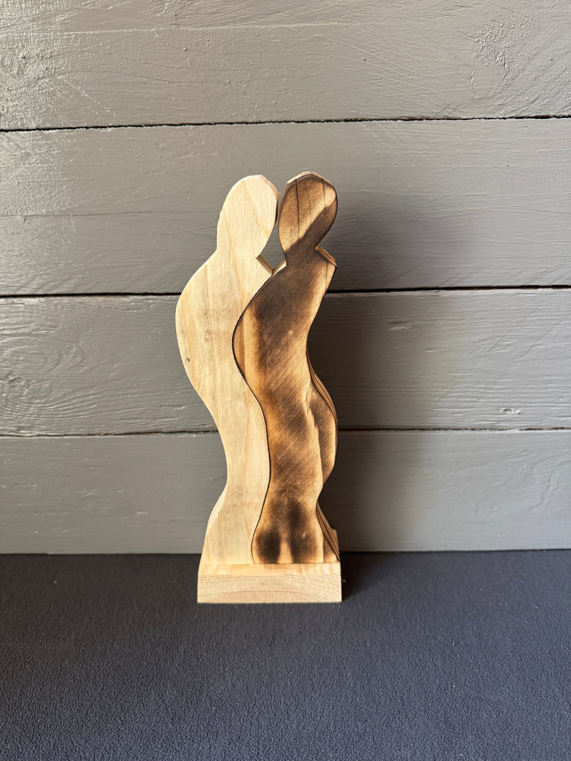 Personalisierbares Liebespaar aus Palettenholz mit Namen und Datum