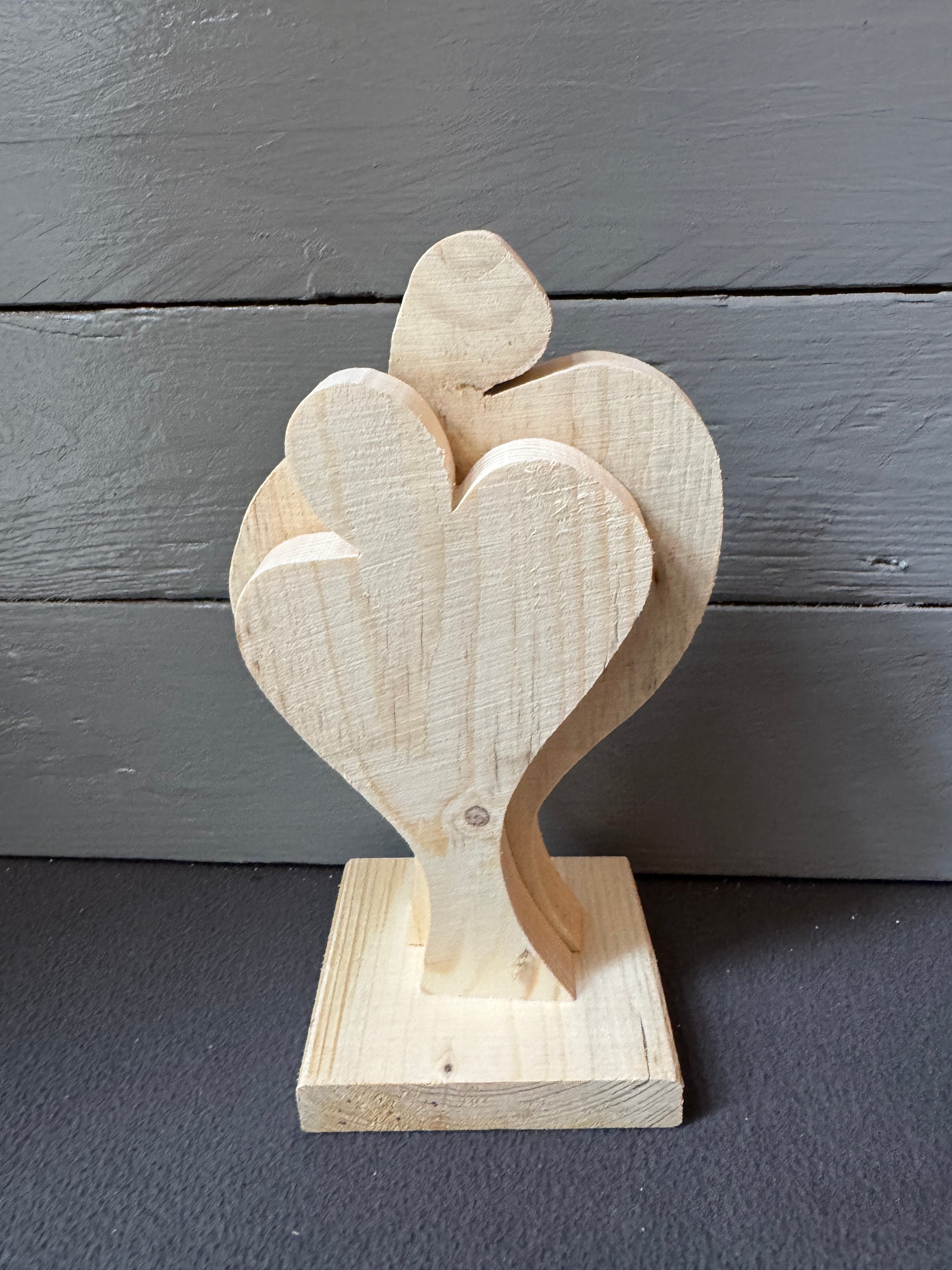 Hochzeitstafel Dekoration – Handgefertigtes Liebespaar aus Palettenholz als Symbol der Liebe