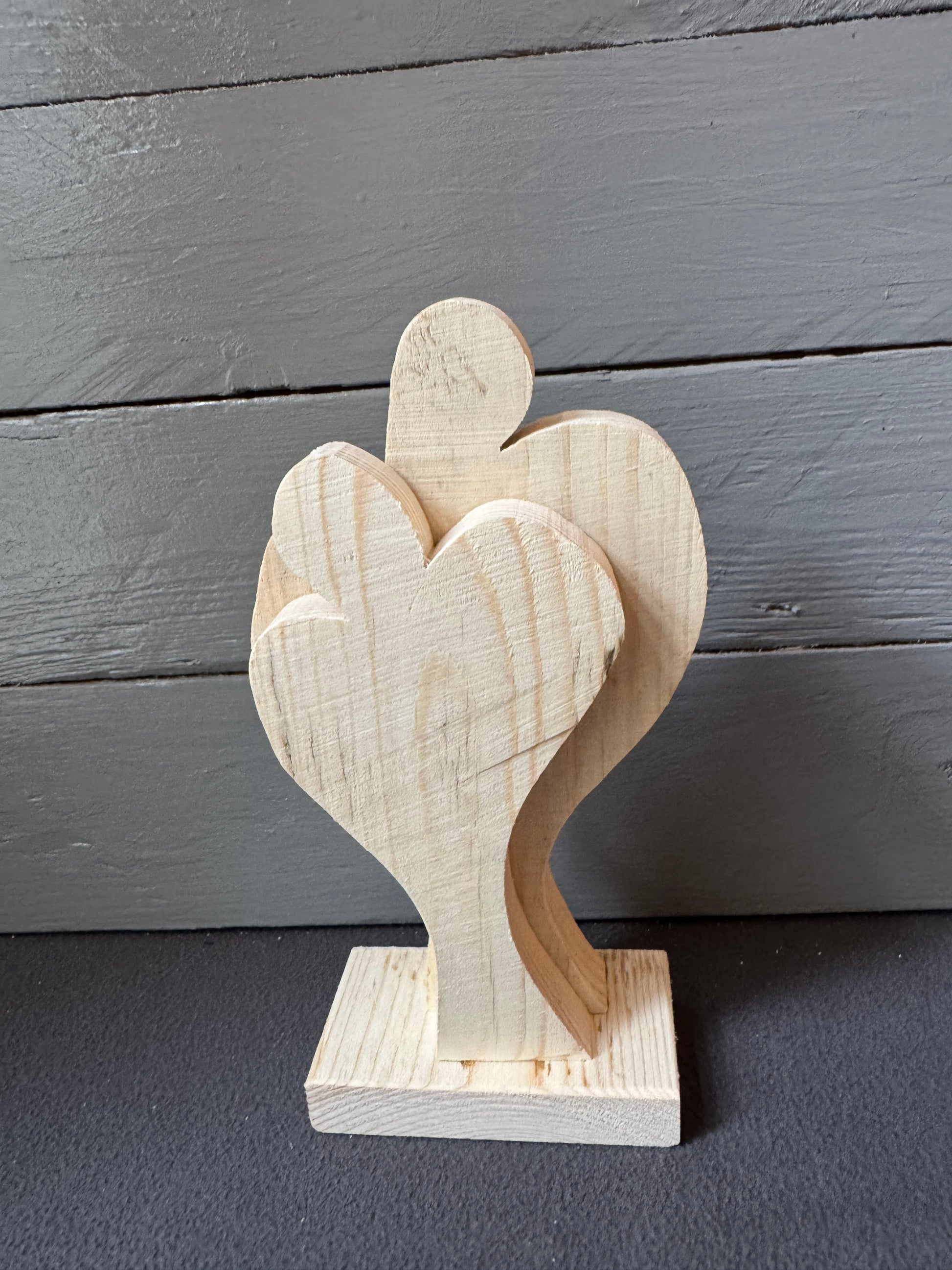 Liebespaar aus recyceltem Palettenholz – Handgefertigte Hochzeitsdekoration