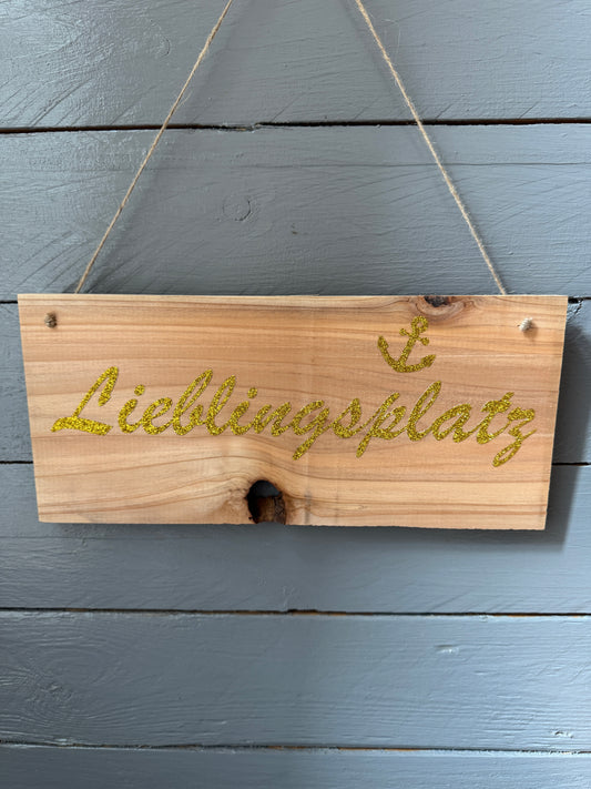 Handgemachtes Lieblingsplatz-Schild als gemütliche Wanddeko für Sofa oder Garten