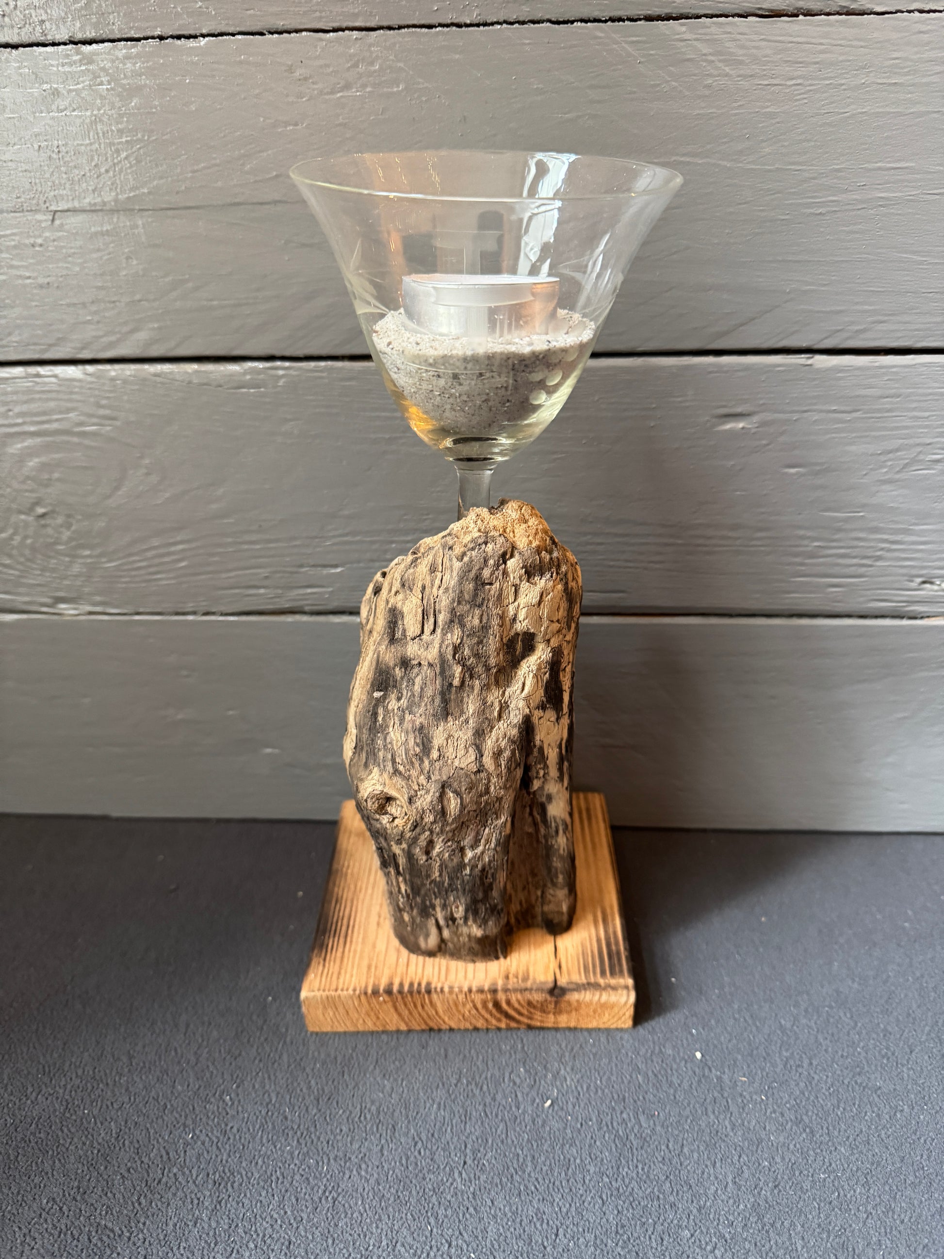 „Nordlicht“ Kerzenhalter mit Teelicht auf Naturholzfuß