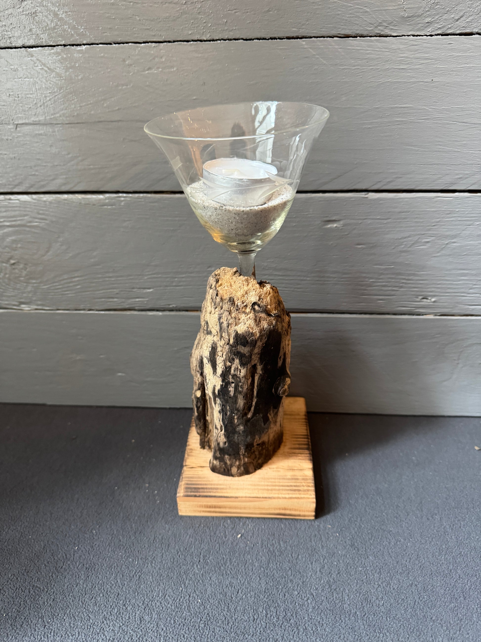 Unikat-Teelichthalter mit Weinglas und Sandfüllung