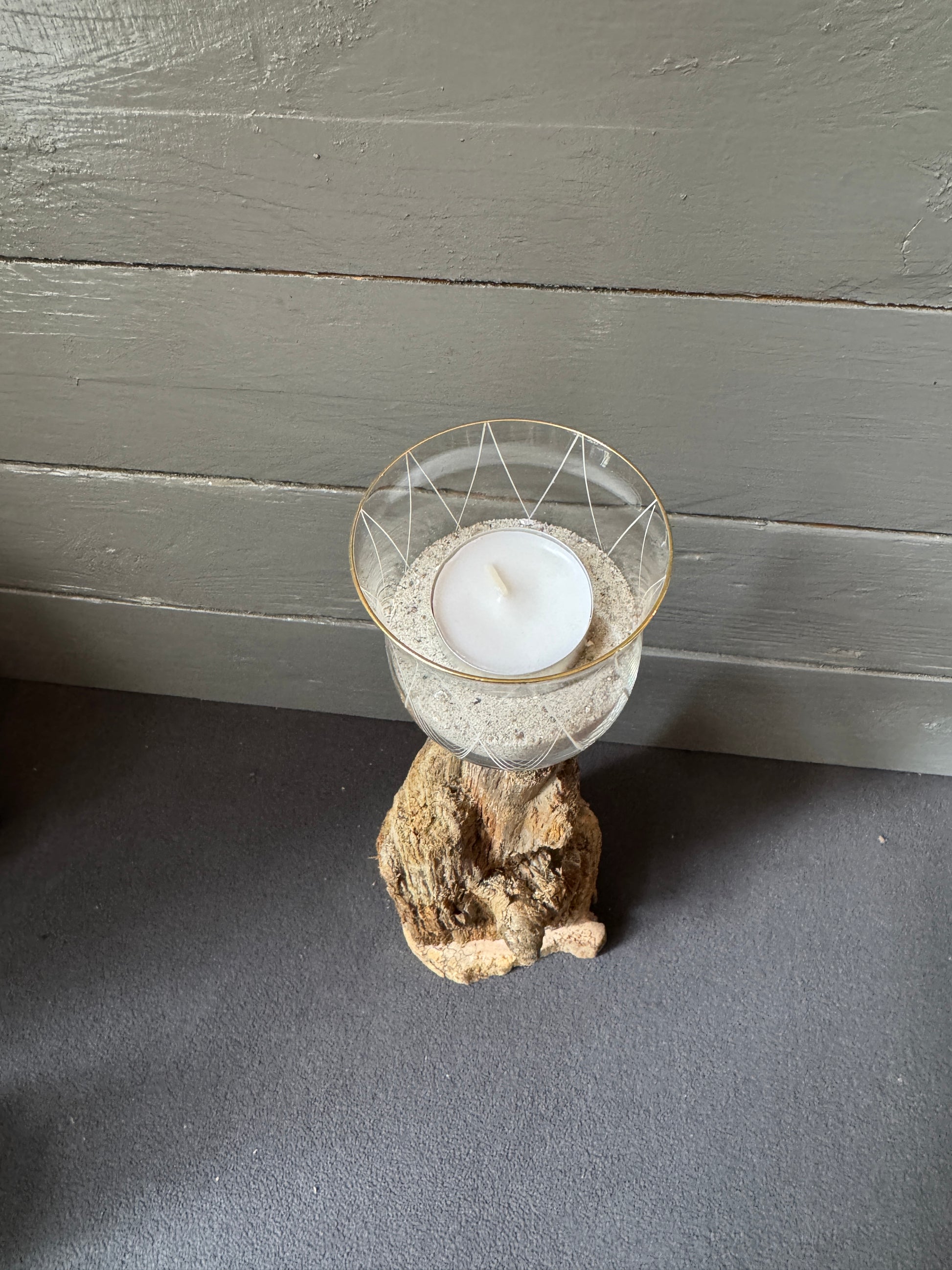 Treibholzkerzenständer mit Küstenflair und Naturmaterialien