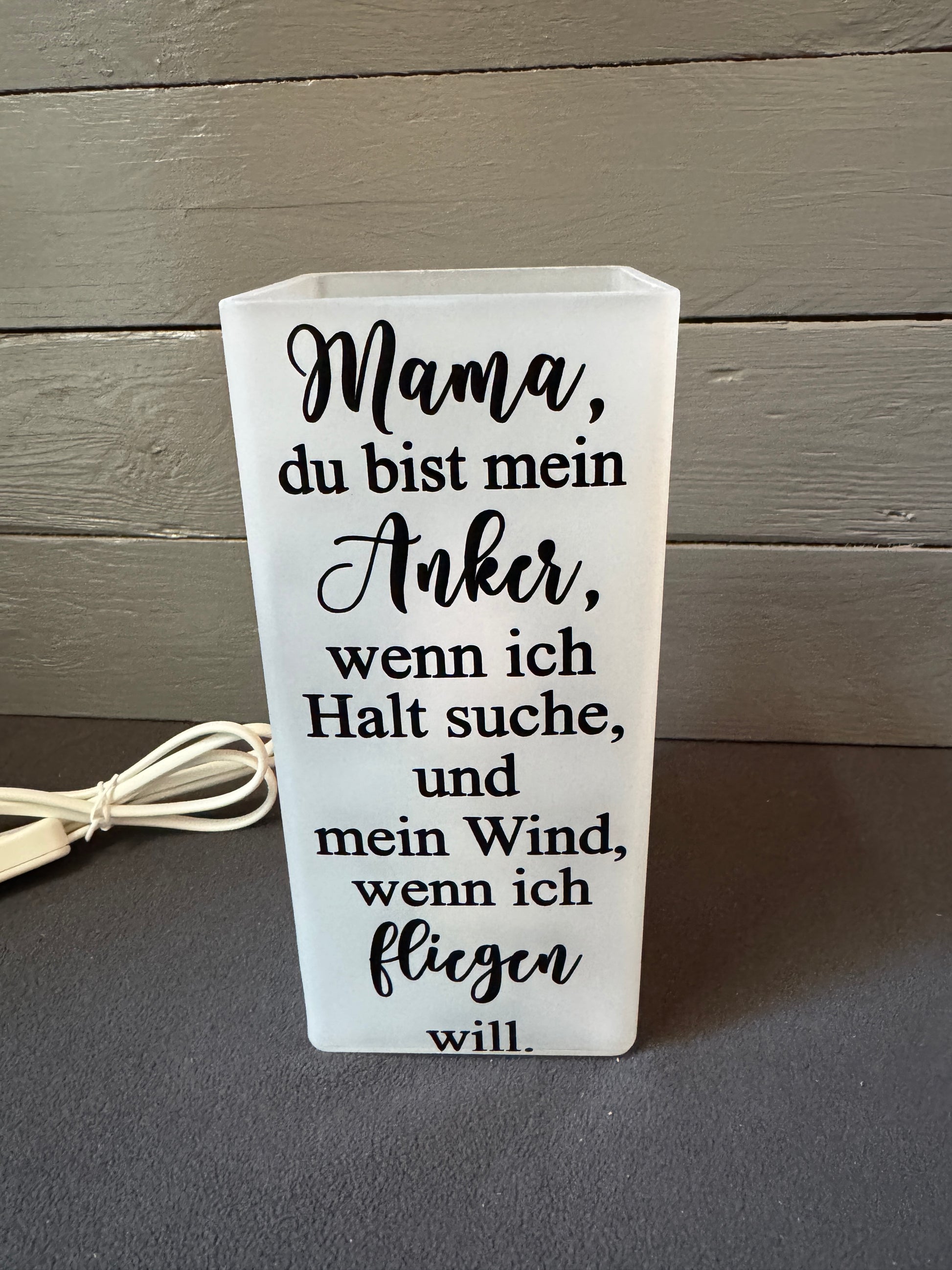 Handgefertigte Glaslampe mit Schriftzug für Mama – Anker & Wind Design