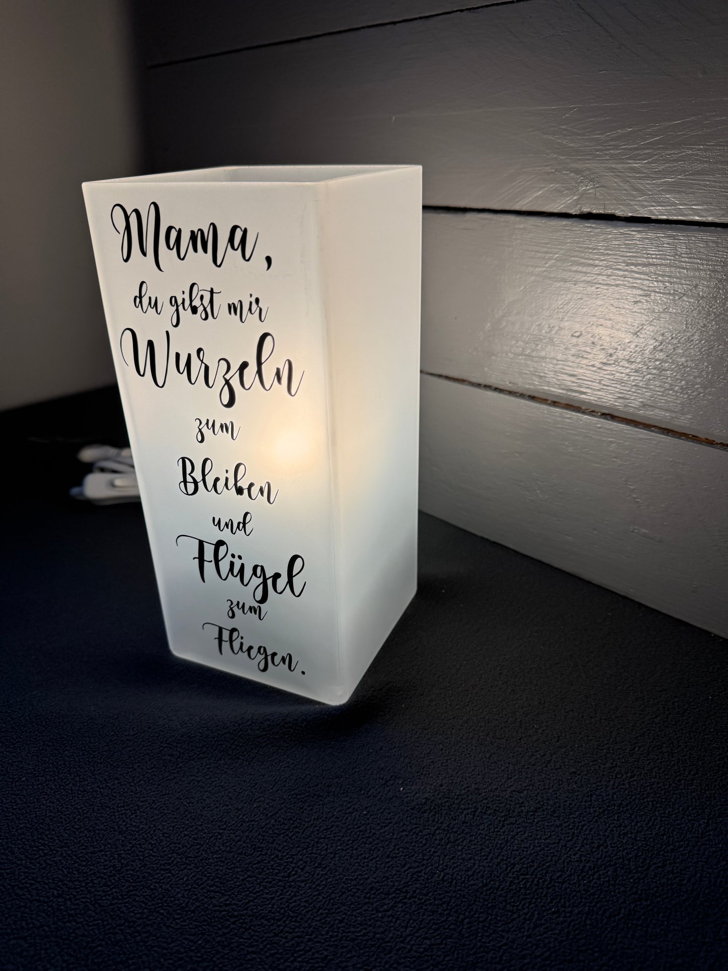 Glaslampe mit warmem Licht und Spruch – Geschenkidee für Mama