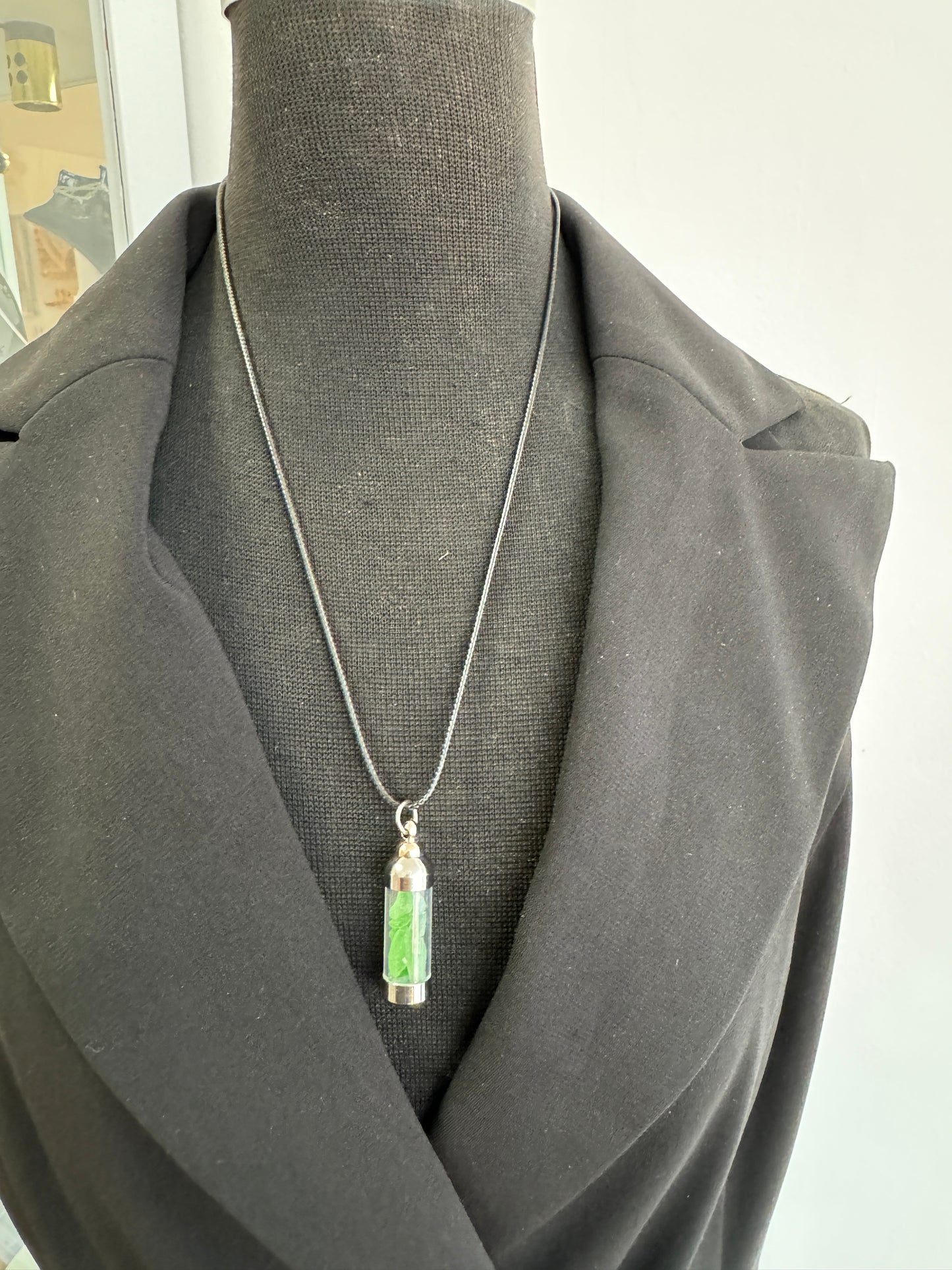 Meerglas-Kette in Braun-Grün an nickelfreier Metallkette – handgefertigtes Ostsee-Unikat aus nachhaltigem Naturglas.