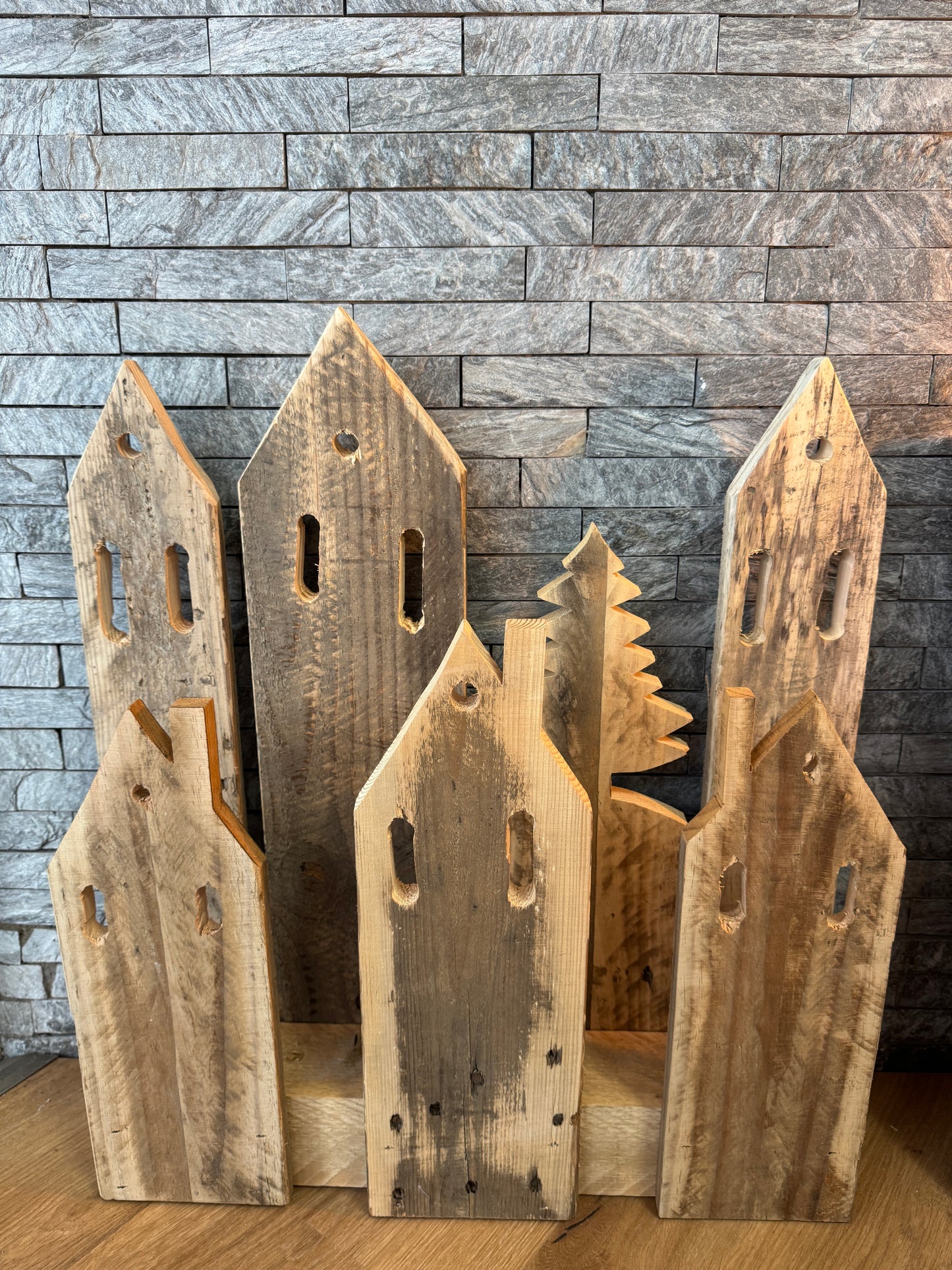 Handgefertigtes Palettendorf aus Holz mit Häusern und Tannenbäumen – Warmes Lichtspiel für gemütliche Abende