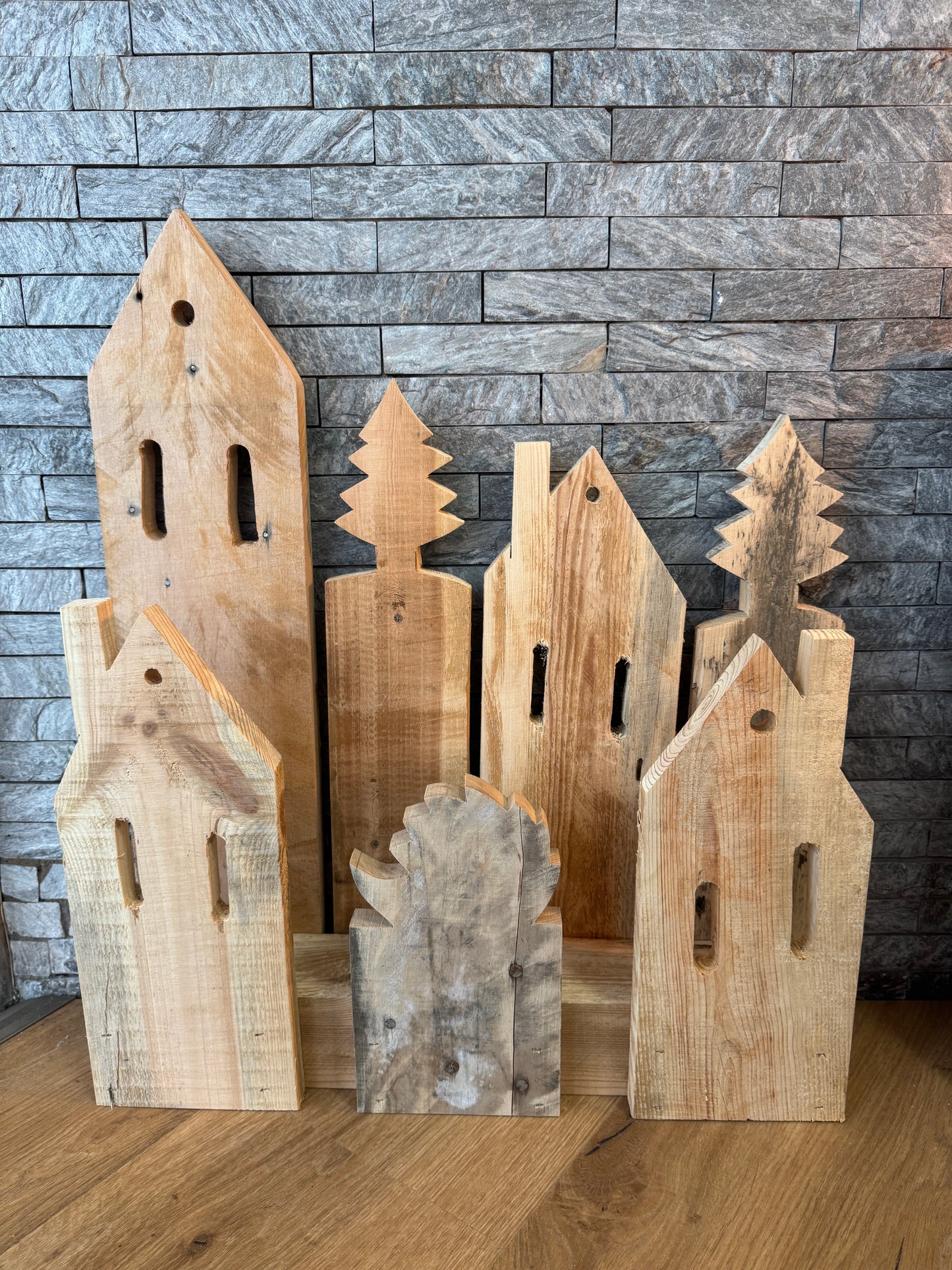 Palettendorf mit Häusern und Tannenbäumen – Handgefertigte Deko aus recyceltem Holz
