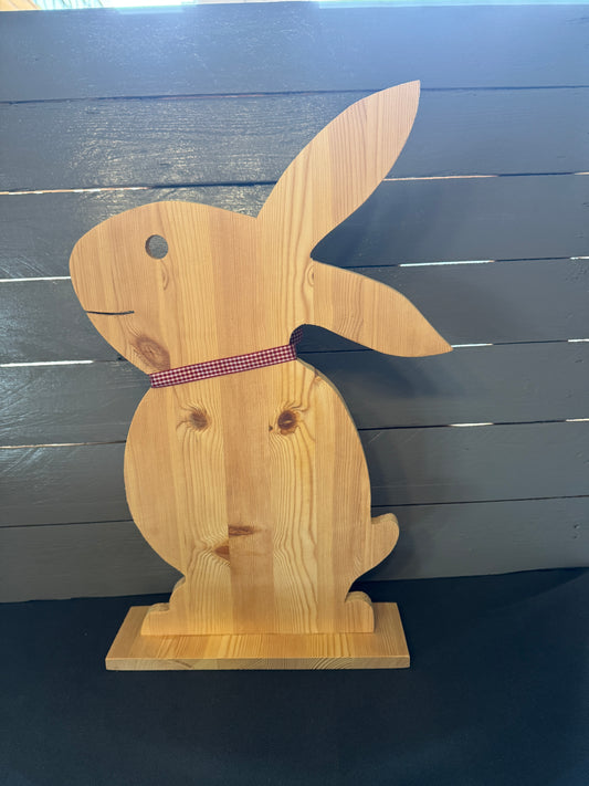 Handgefertigter großer Osterhase aus Holz als nachhaltige Osterdekoration