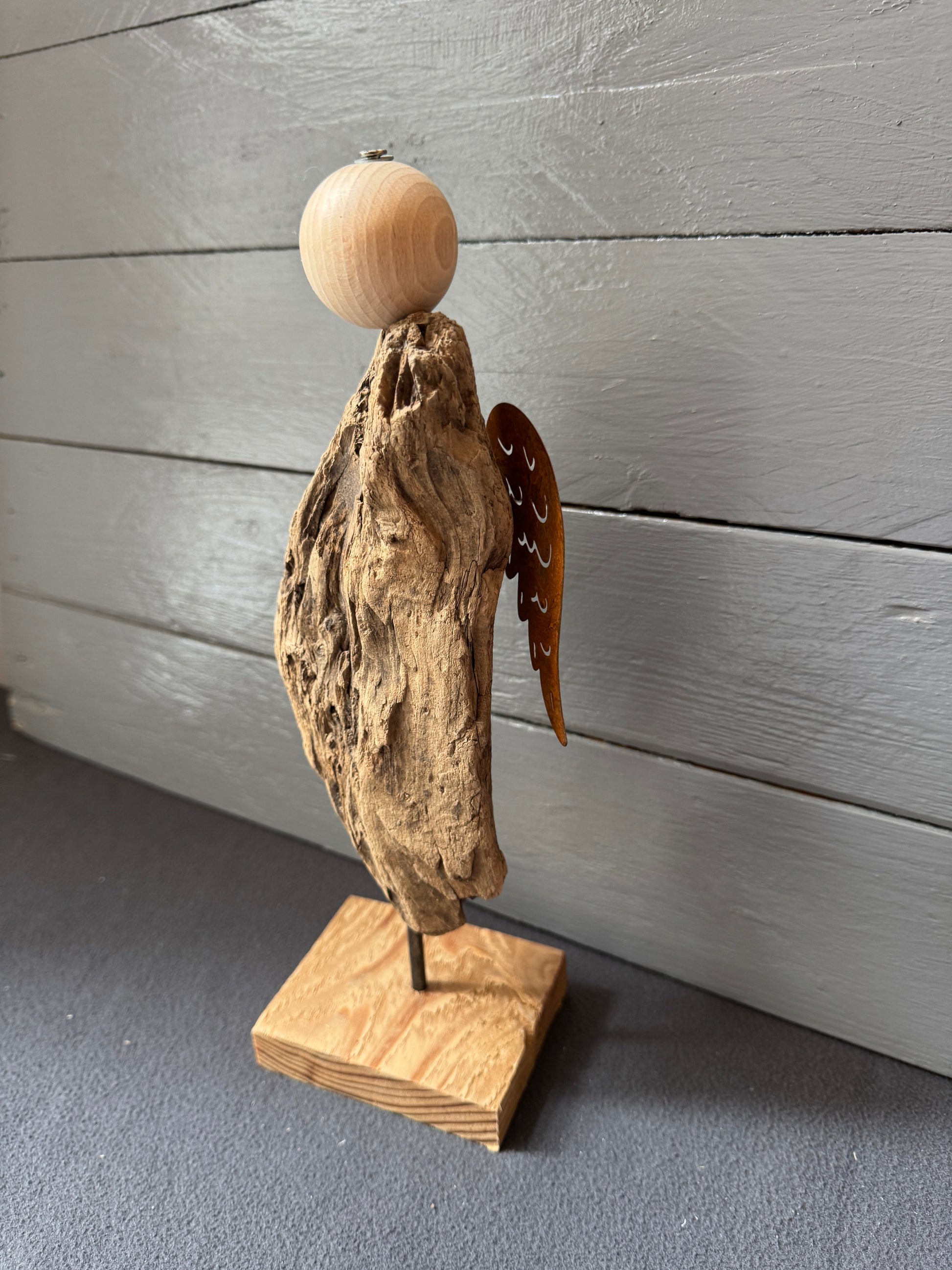 Treibholzengel mit warmer Ausstrahlung und recyceltem Holzfuß