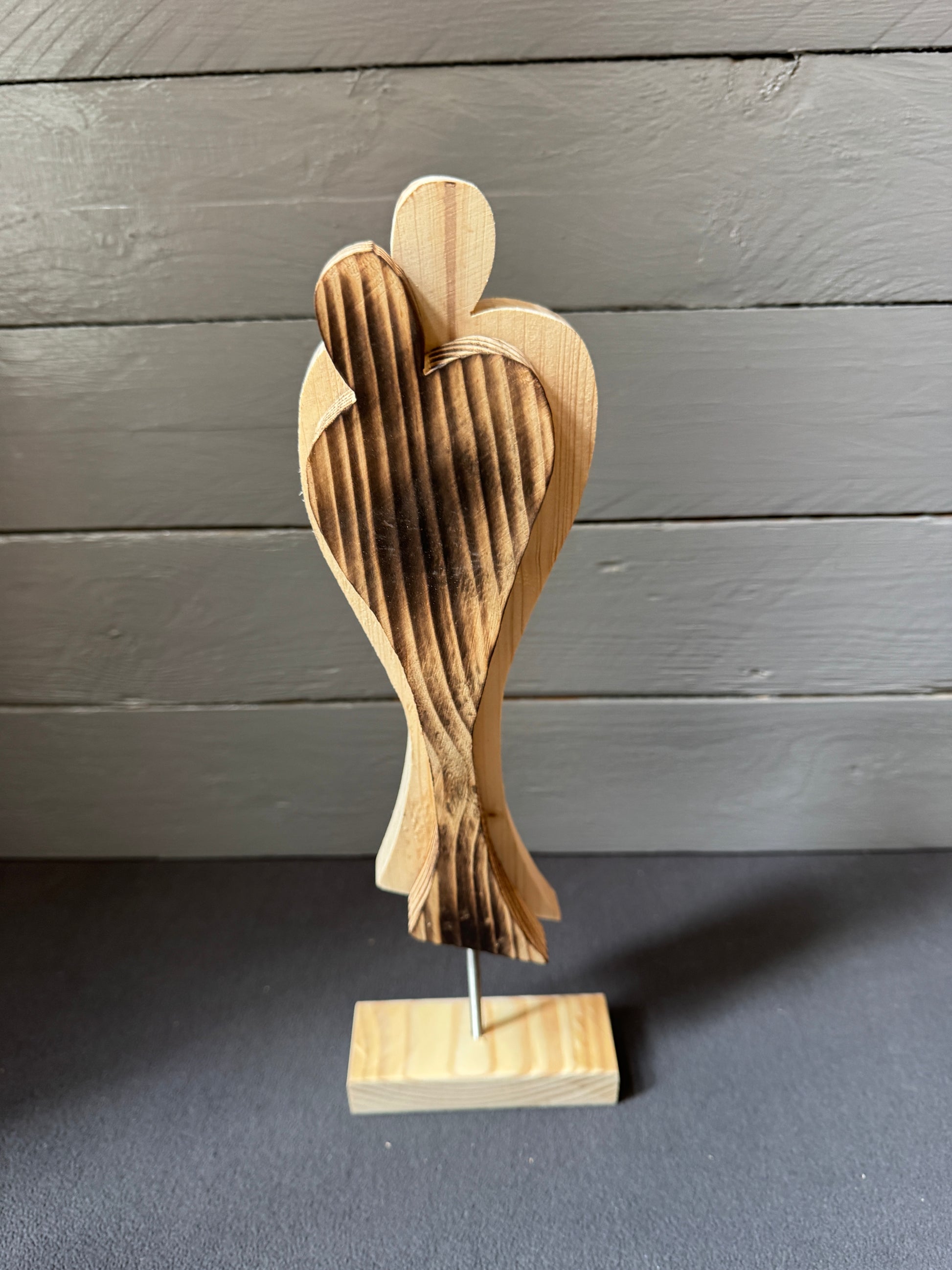 Natürliche Hochzeitsfigur aus Palettenholz mit Herz und Symbolkraft