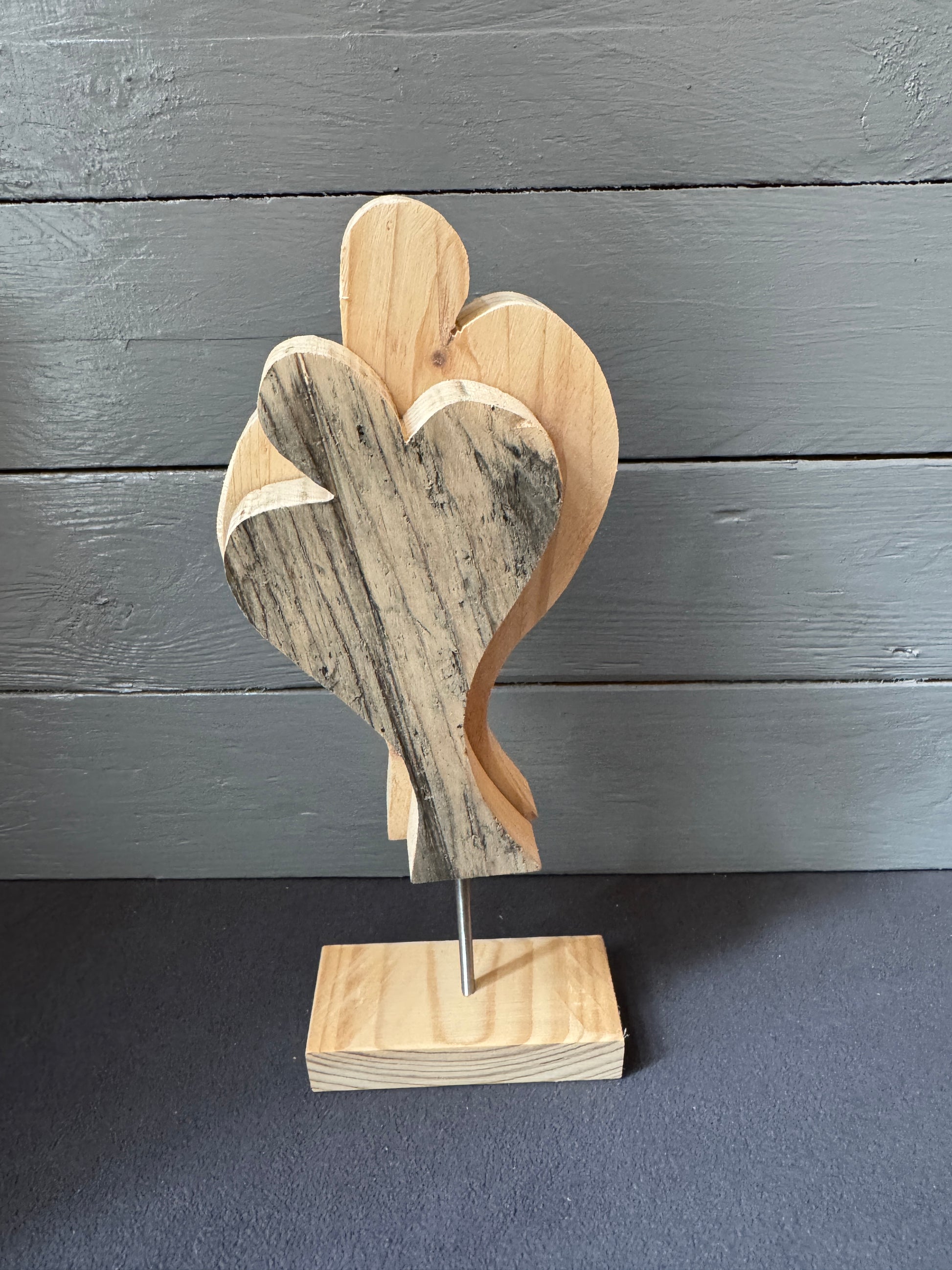 Detailaufnahme eines Palettenholz-Liebespaares – einzigartiges Unikat