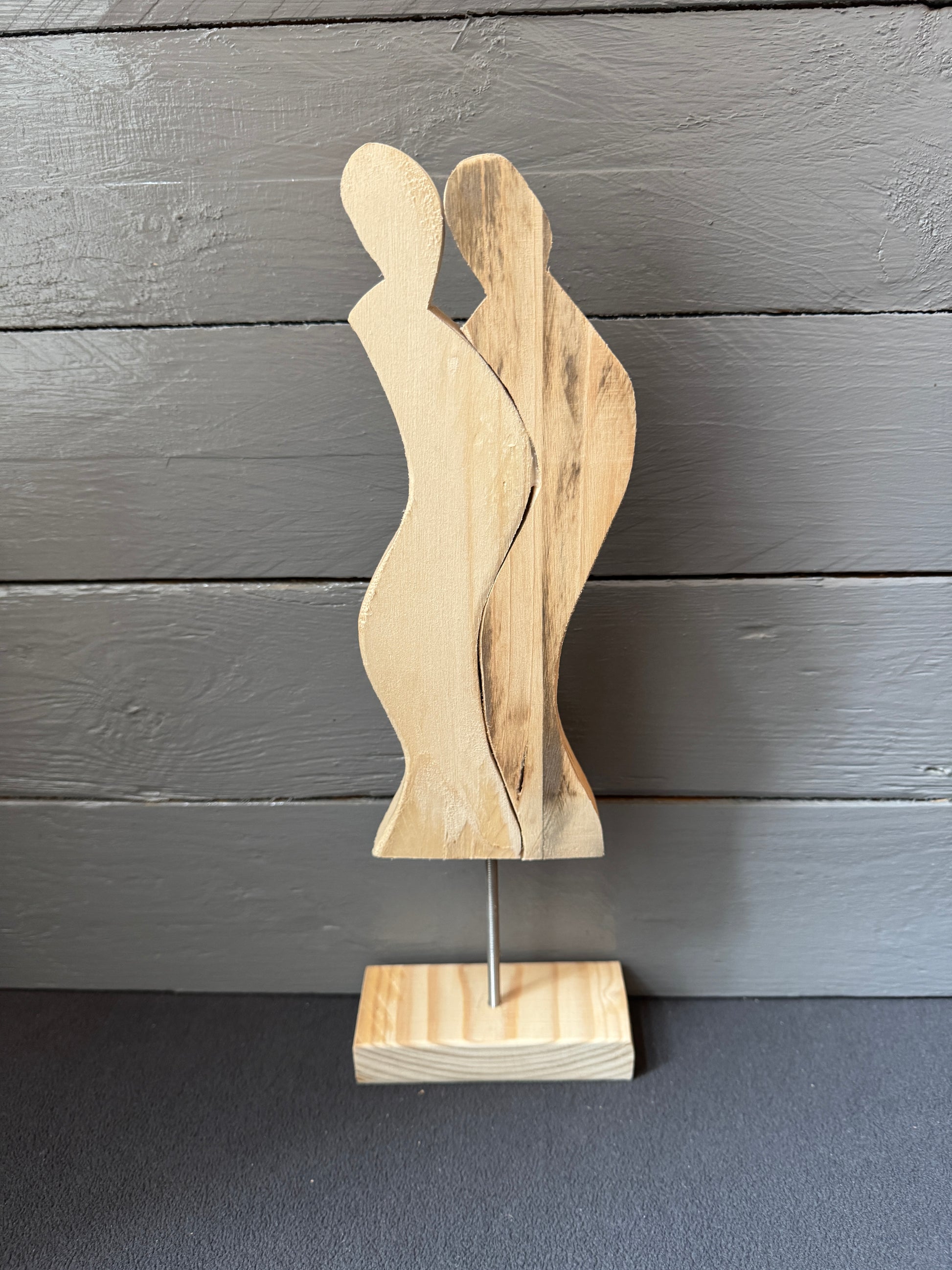 Handgefertigtes Liebespaar aus Palettenholz als nachhaltige Hochzeitsdekoration