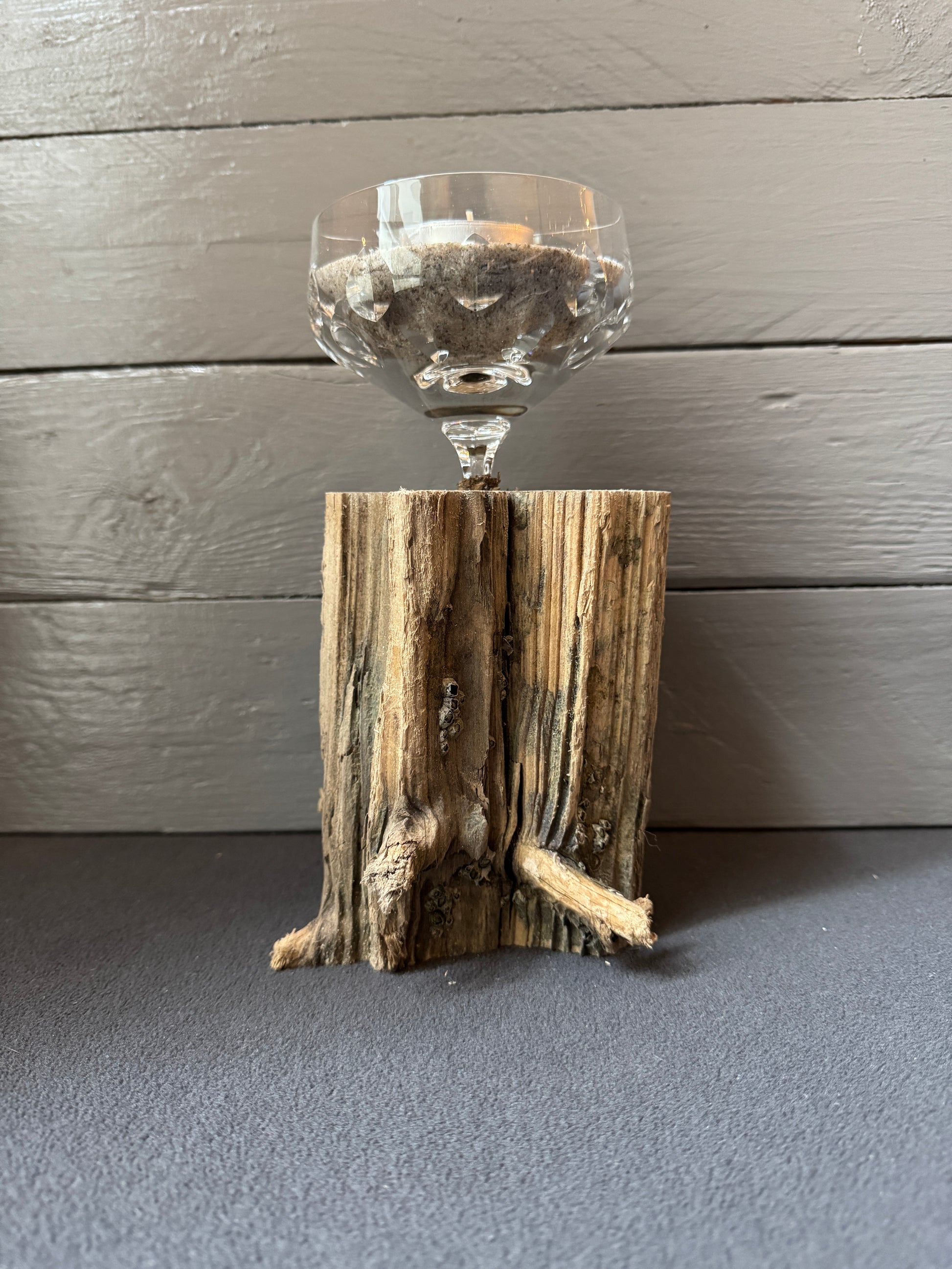 Treibholz-Kerzenhalter mit Sektschale und Sand