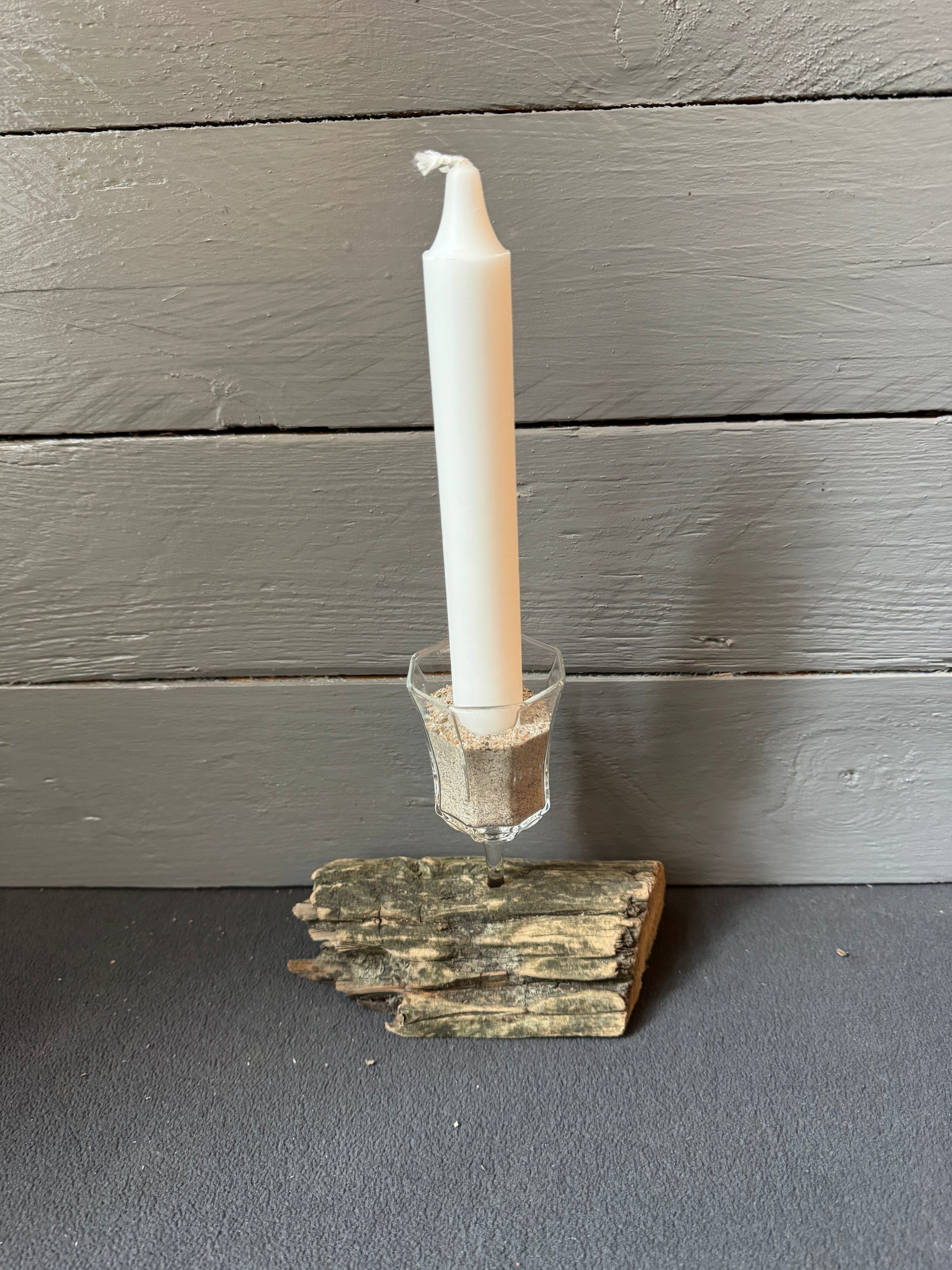 Schlichter Teelichthalter aus Treibholz und Glas