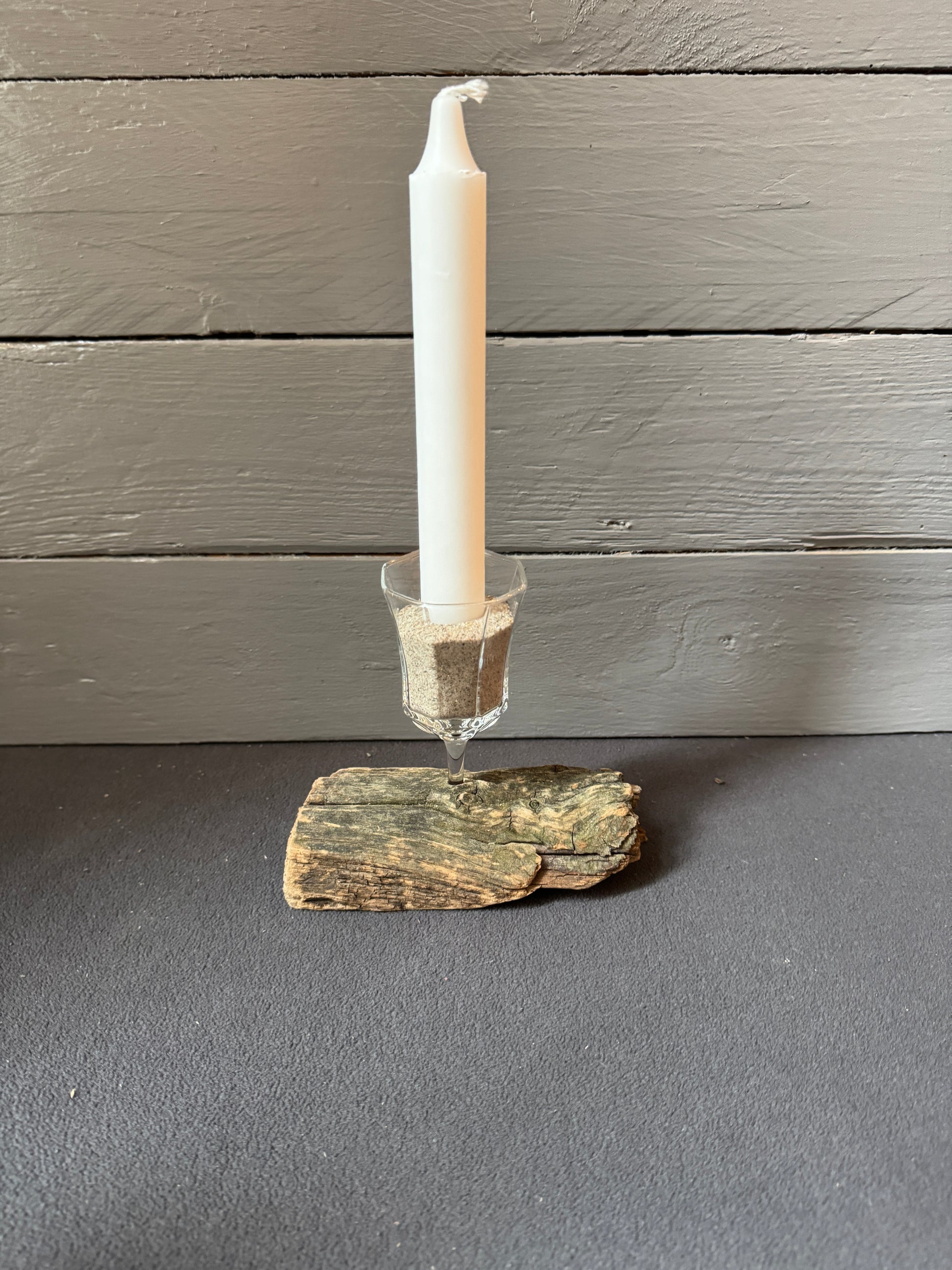 Minimalistischer Treibholz-Kerzenhalter mit Teelicht