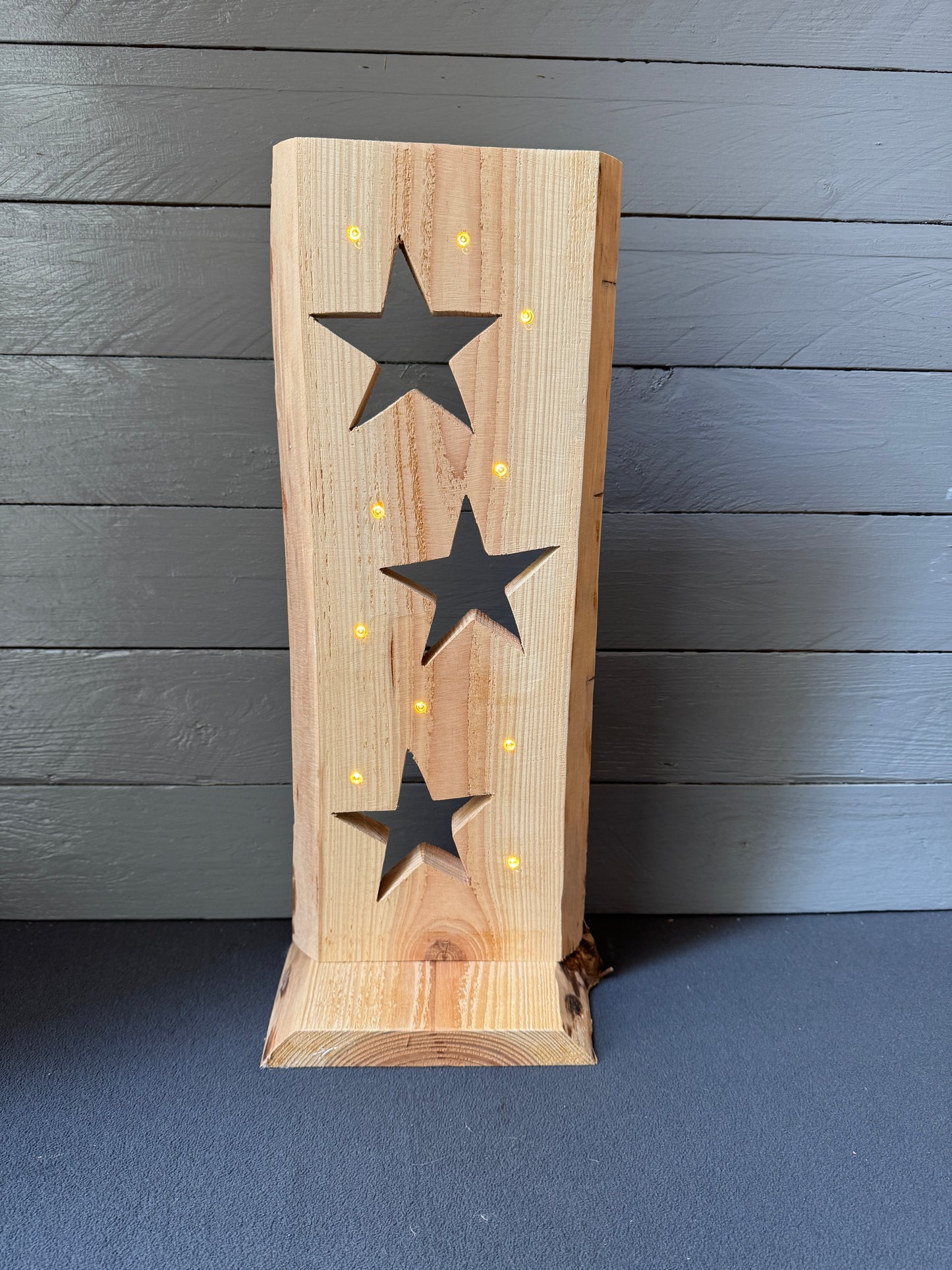 Kleine LED-Holzstele mit Sternen – Weihnachtsdeko mit Licht