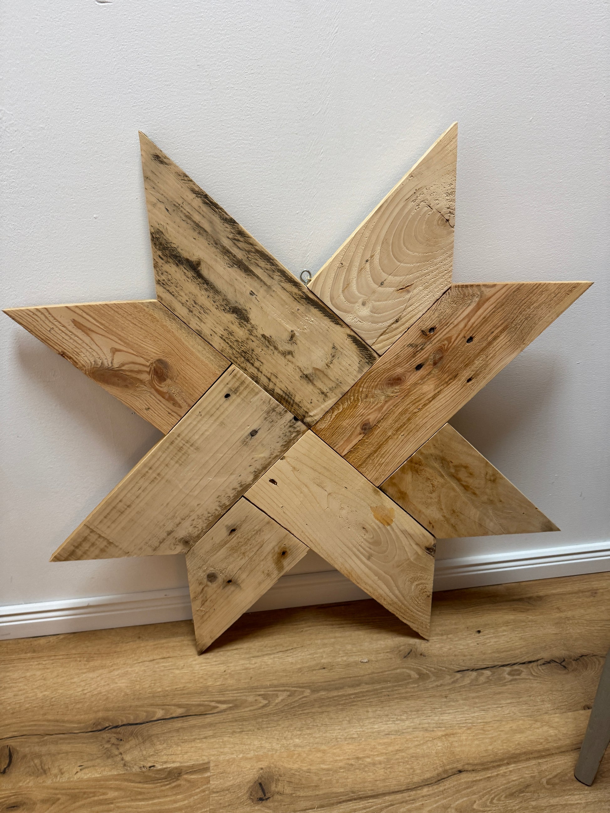 Großer Holzstern aus Palettenholz – handgefertigte, nachhaltige Weihnachtsdekoration mit rustikalem Charme.