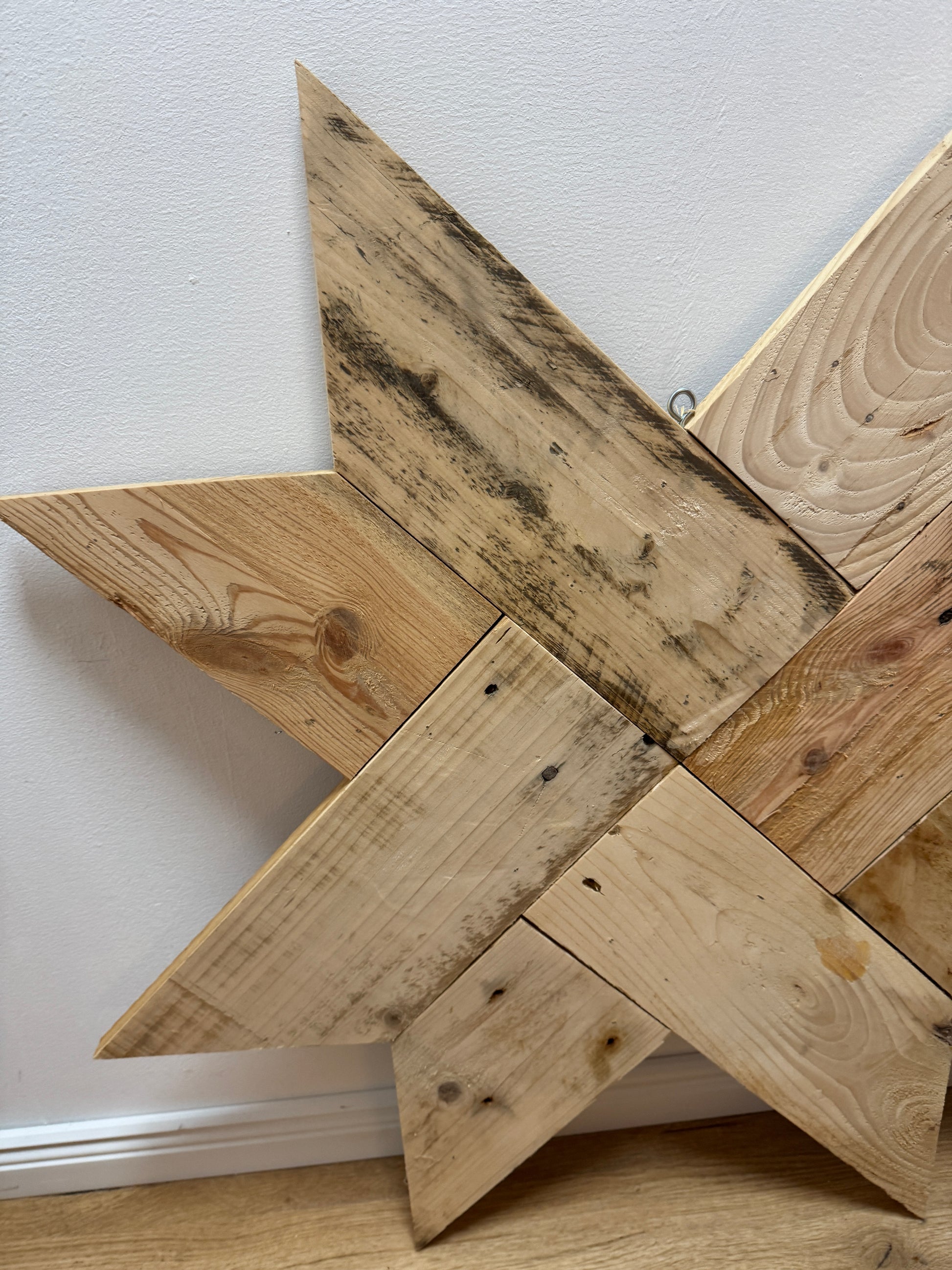 Detailaufnahme großer Holzstern – natürliche Maserung und Struktur des aufgearbeiteten Palettenholzes.
