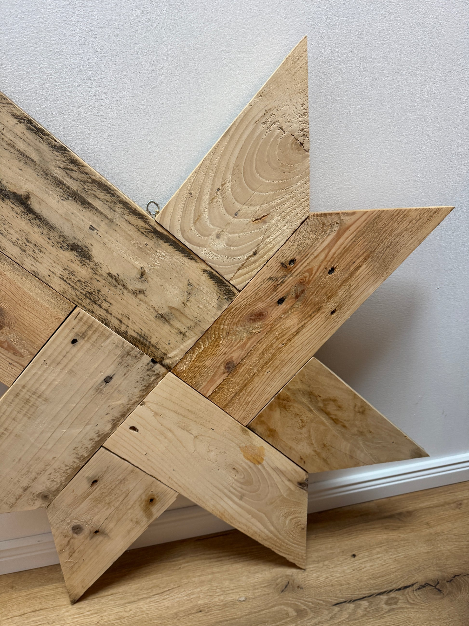 Rustikaler großer Holzstern aus recyceltem Palettenholz – stilvolle Weihnachts- und Ganzjahresdekoration im skandinavischen Stil.