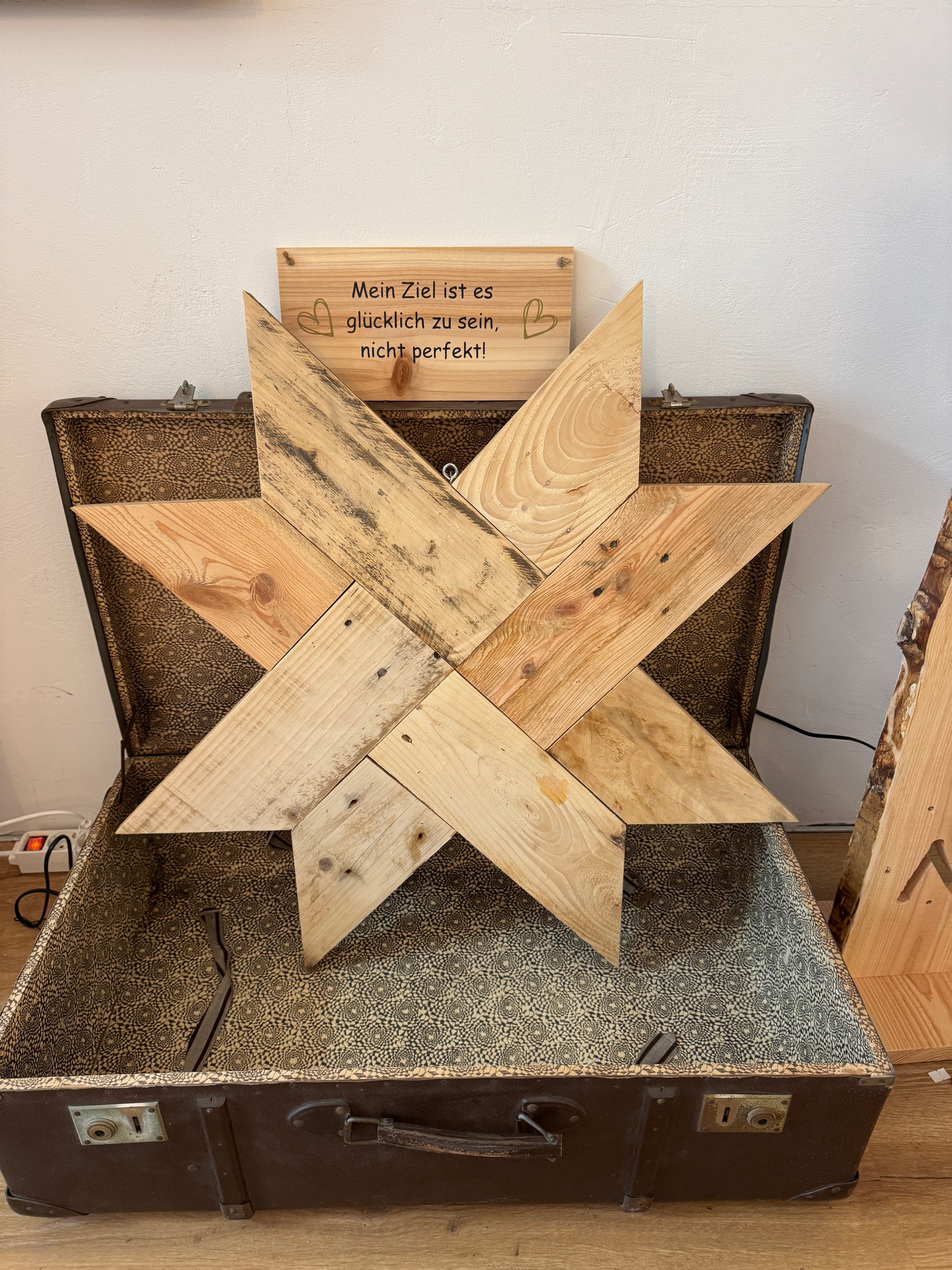 Nachhaltiger Holzstern in XL-Größe – handgemachtes Unikat aus Palettenholz, perfekt für Wand- oder Fensterdekoration.