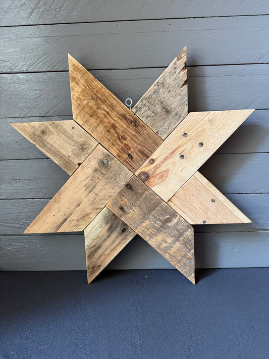 Holzstern aus recyceltem Palettenholz – handgefertigte, nachhaltige Dekoration mit rustikalem Charme.