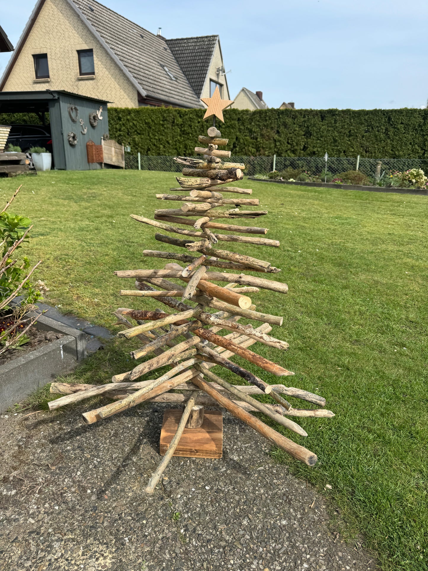 Großer Tannenbaum aus Treibholz von der Nordsee