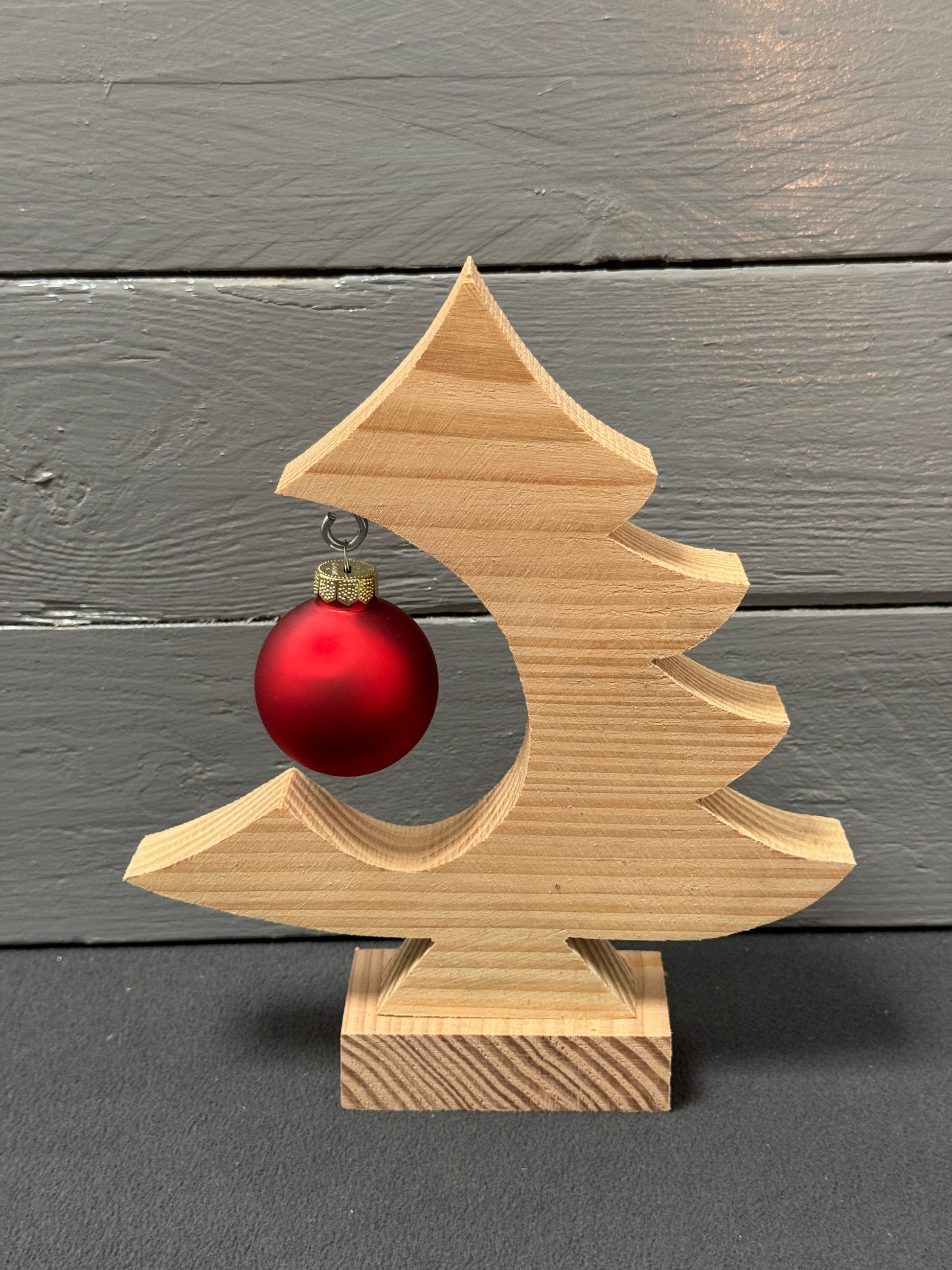 Weihnachtsbaum aus Lärchenholz mit Kugel als stilvolle Weihnachtsdeko – natürliche, nachhaltige Holzdekoration für das Zuhause.