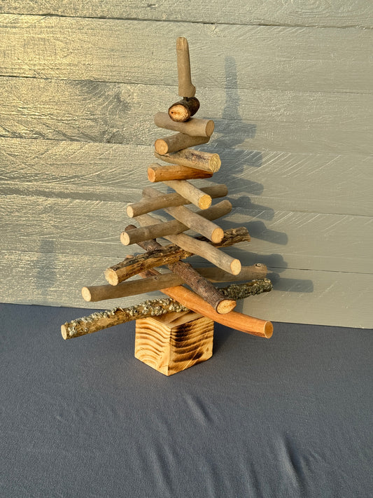 Handgefertigter Treibholz-Weihnachtsbaum „Nordlicht“ aus echtem Nordsee-Treibholz – maritime, nachhaltige Weihnachtsdeko im natürlichen Holzlook.