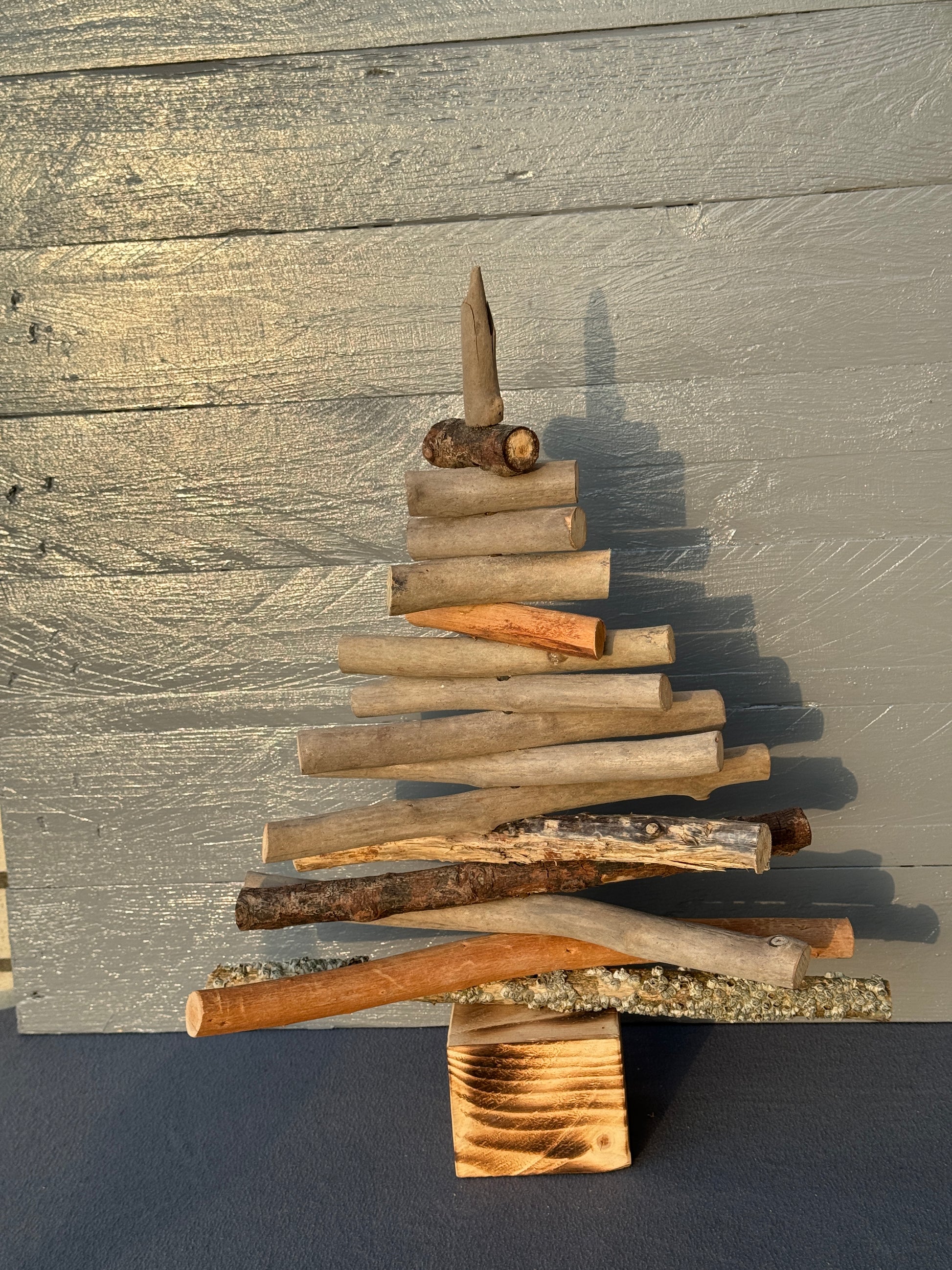 Treibholz-Tannenbaum „Nordlicht“ als maritime Weihnachtsdekoration auf Tisch oder Kommode – stilvoll, nordisch & nachhaltig handgemacht.