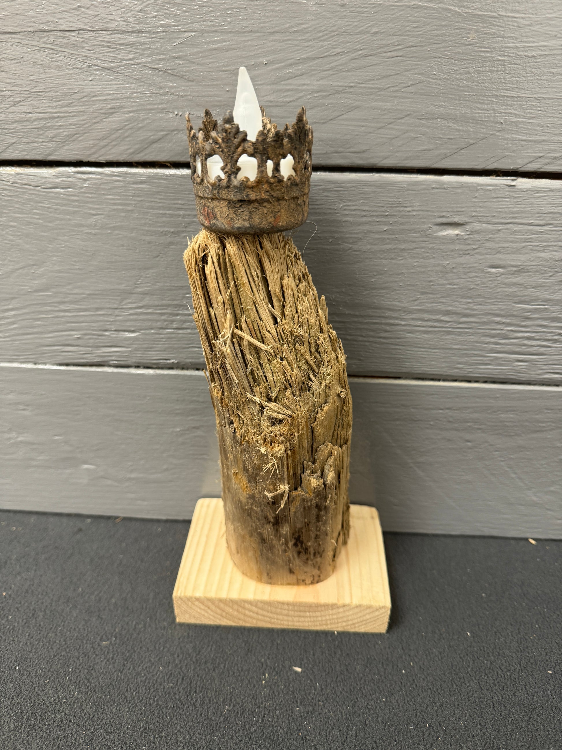 Rustikale Tischdeko mit Treibholz und warmem Teelichtschein