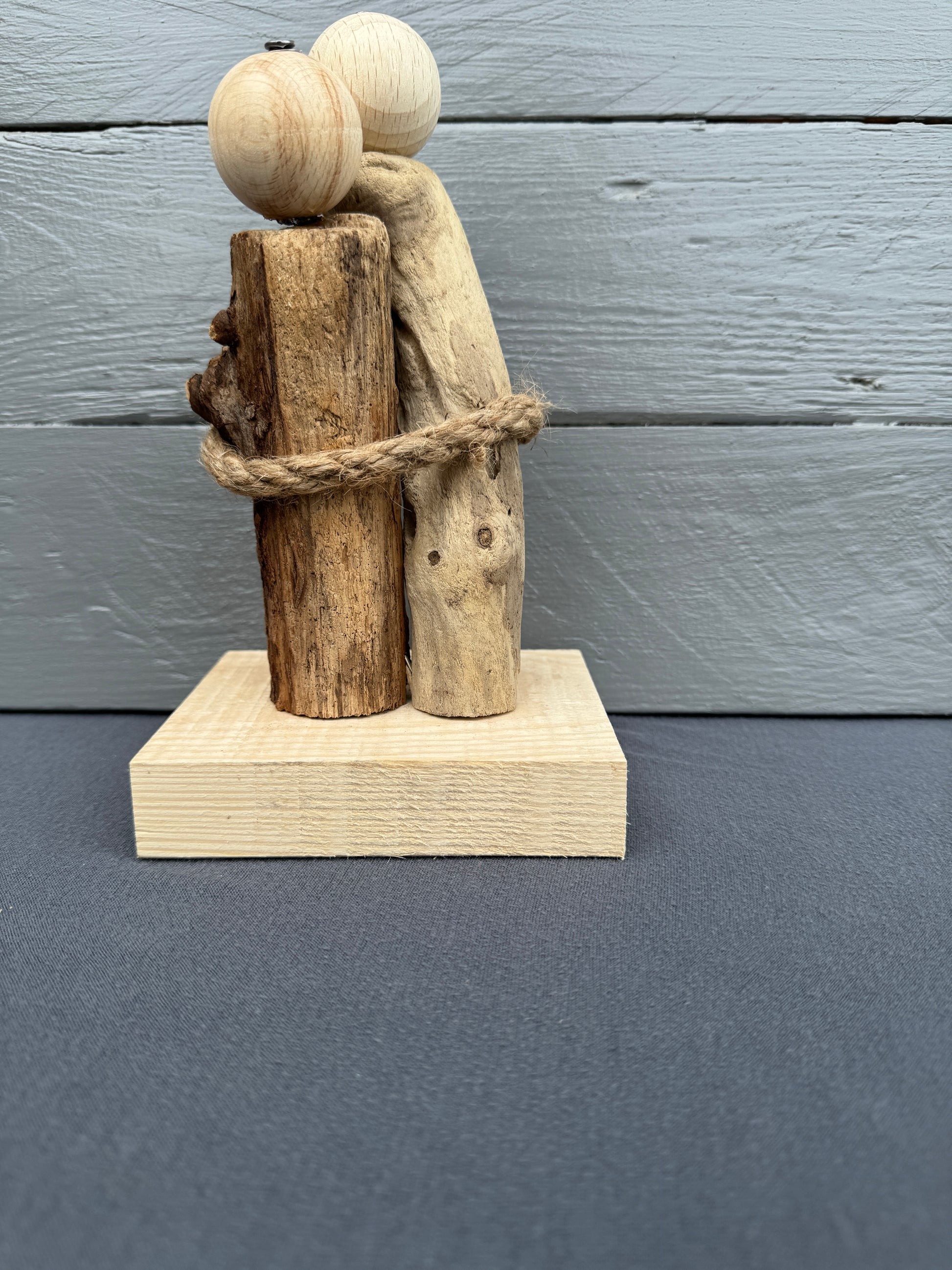 Natürliches Treibholz-Liebespaar als symbolisches Geschenk zur Hochzeit oder Jahrestag – nachhaltige Deko mit Charakter