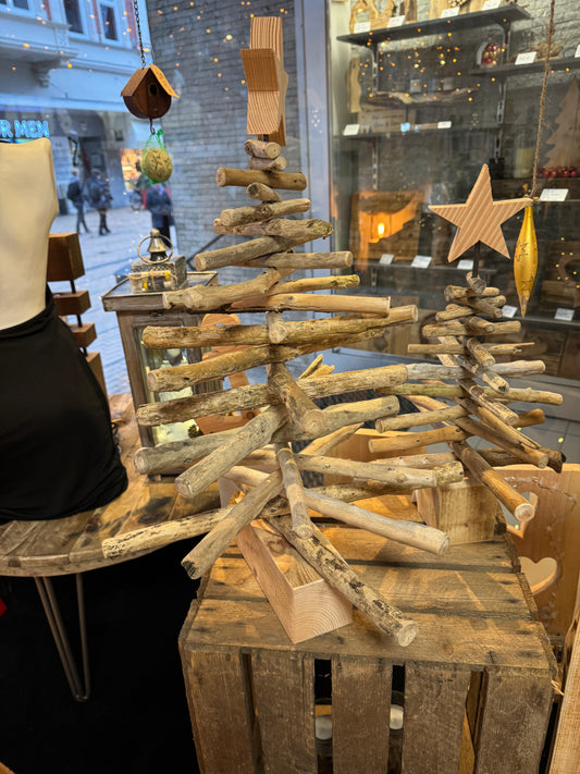 Treibholz-Tannenbaum aus der Nordsee, handgearbeitet, natürliche Maserung sichtbar, für nachhaltige Weihnachtsdeko und winterliche Stimmung.