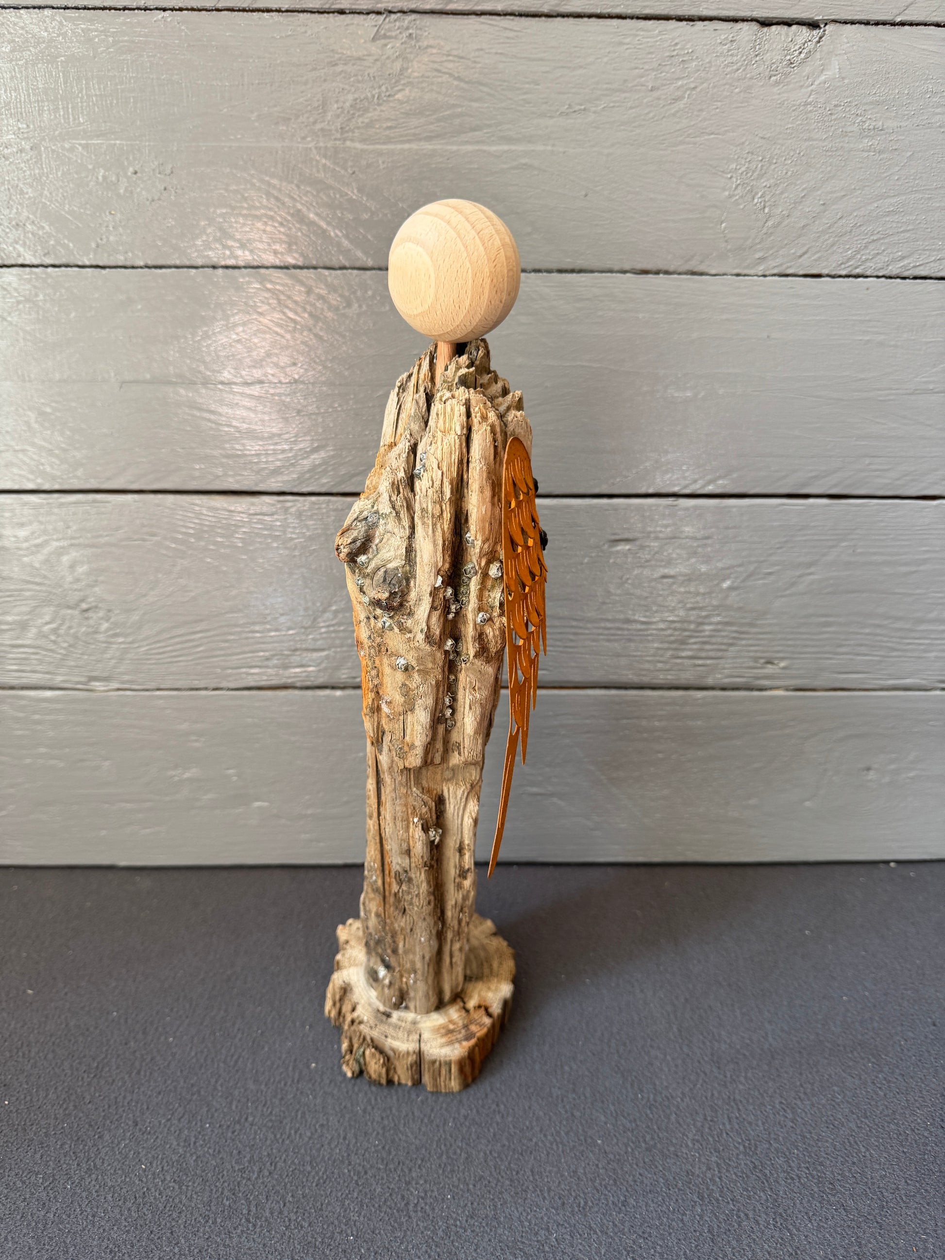 Detailaufnahme des Engels Cassian – Einzigartiger Treibholz Engel mit rostfarbenen Flügeln