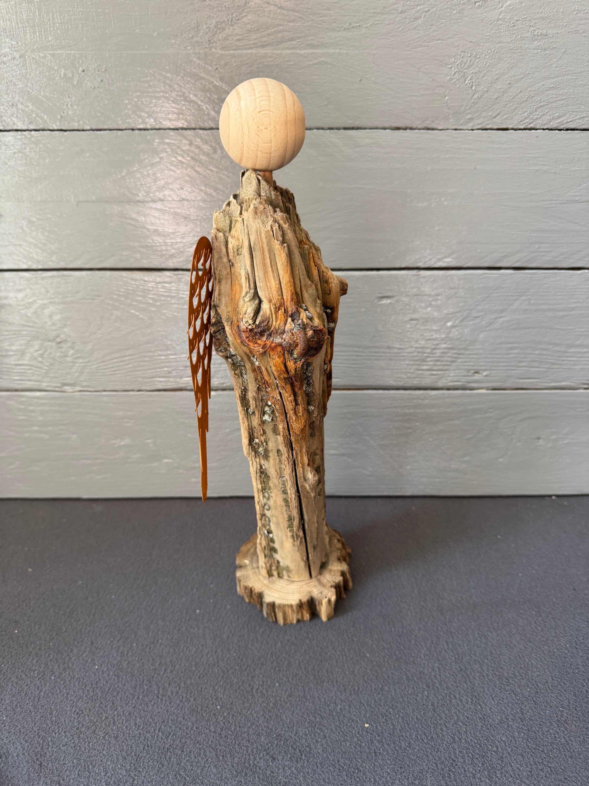 Spiritueller Engel Cassian – Handgefertigte Deko mit rostfarbenen Flügeln und Treibholz-Fuß