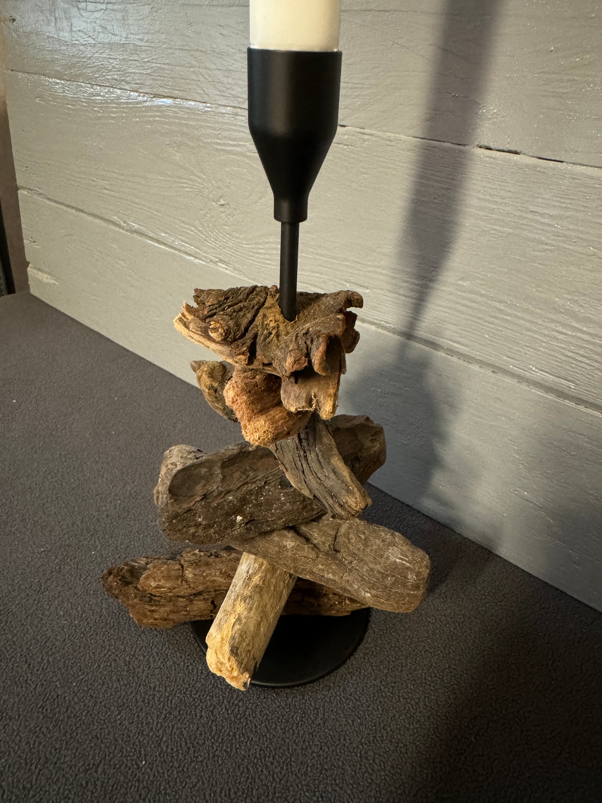 Rustikaler Treibholz Kerzenständer mit schwarzem Metallhalter