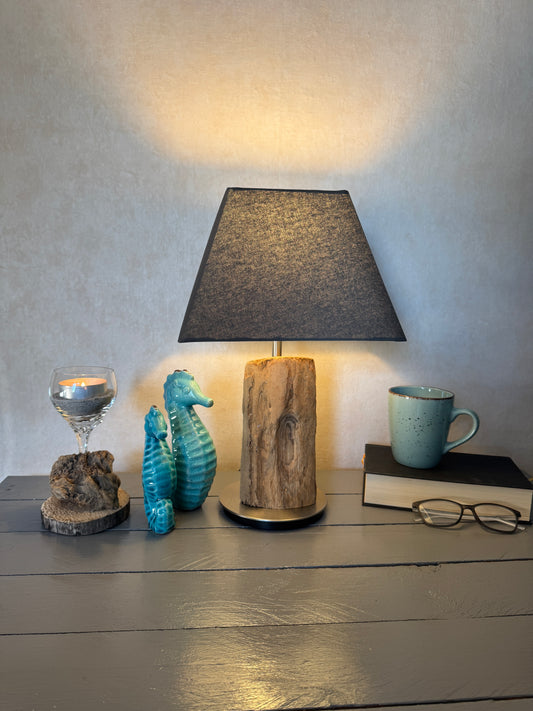 Treibholzlampe „Nordseelicht Husum“ – Maritime Tischlampe aus Nordseeholz