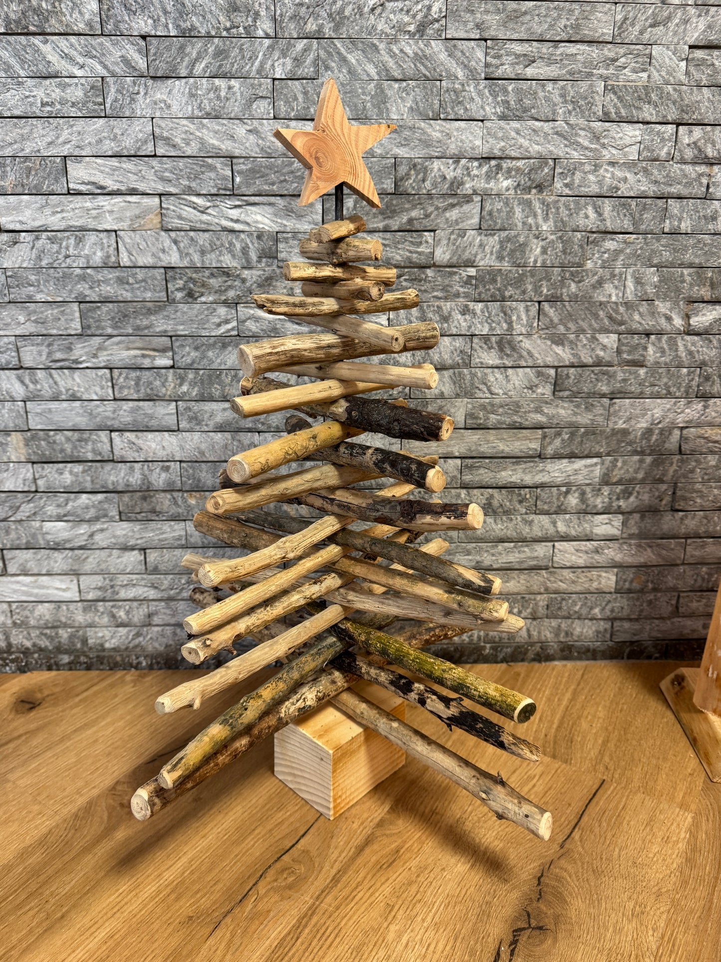 Handgefertigter Weihnachtsbaum aus echtem Treibholz, minimalistisch gestaltet und nachhaltig gefertigt, als natürliche Weihnachtsdeko mit maritimem Flair.