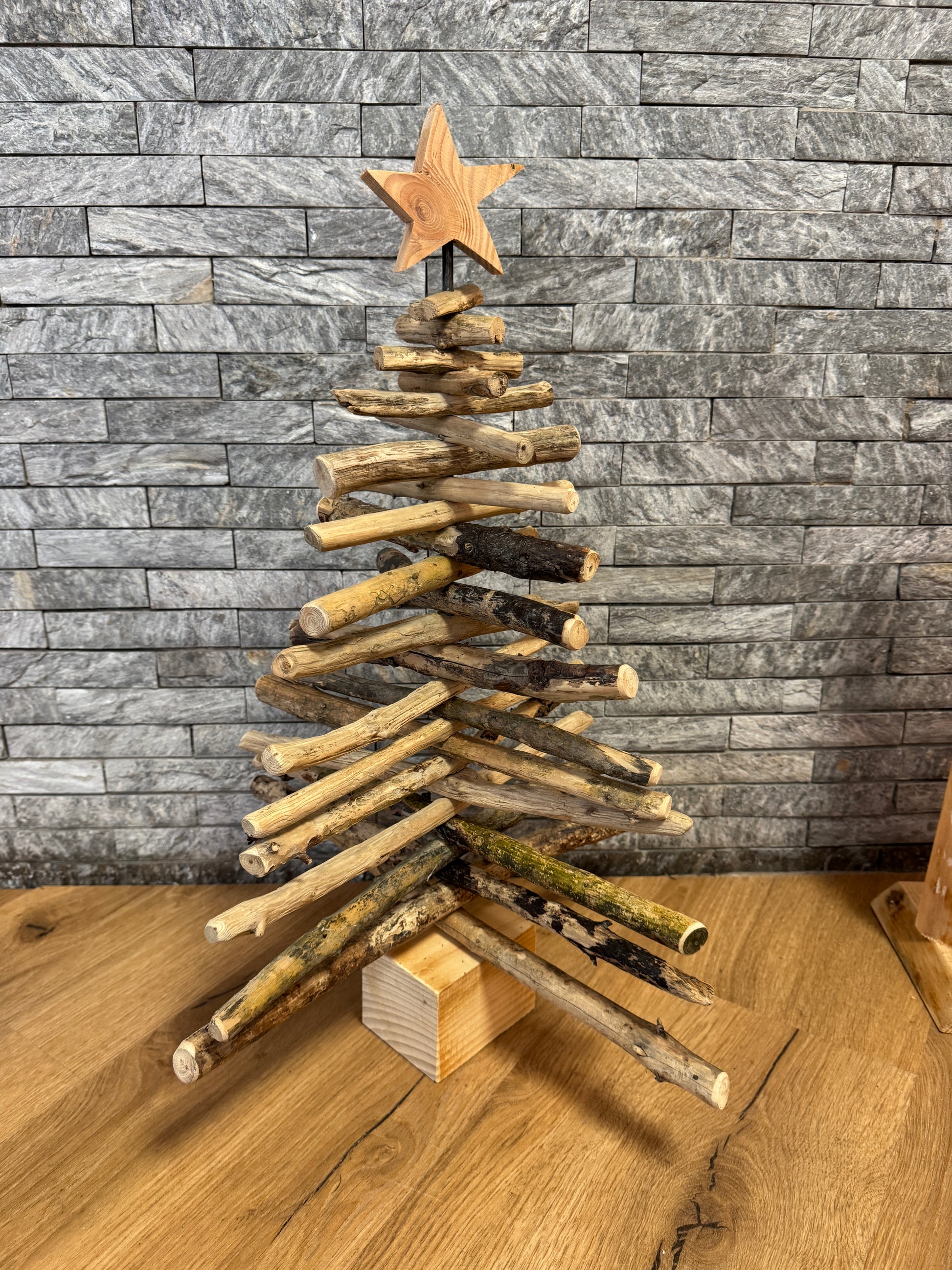 Handgefertigter Weihnachtsbaum aus echtem Treibholz, minimalistisch gestaltet und nachhaltig gefertigt, als natürliche Weihnachtsdeko mit maritimem Flair.