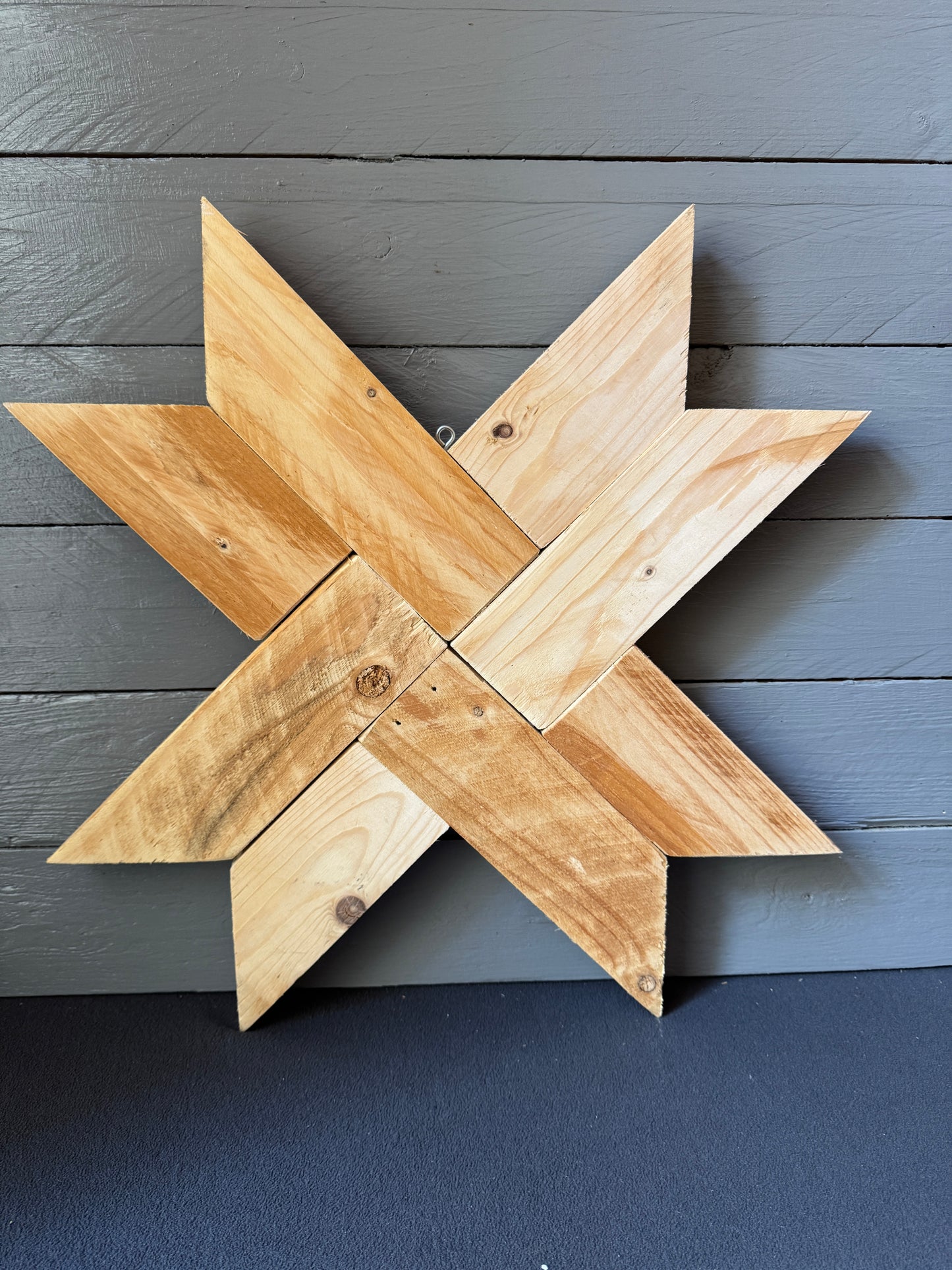 Handgefertigter Holzstern aus recyceltem Palettenholz – nachhaltige Deko mit rustikalem Charme, jedes Stück ein Unikat.