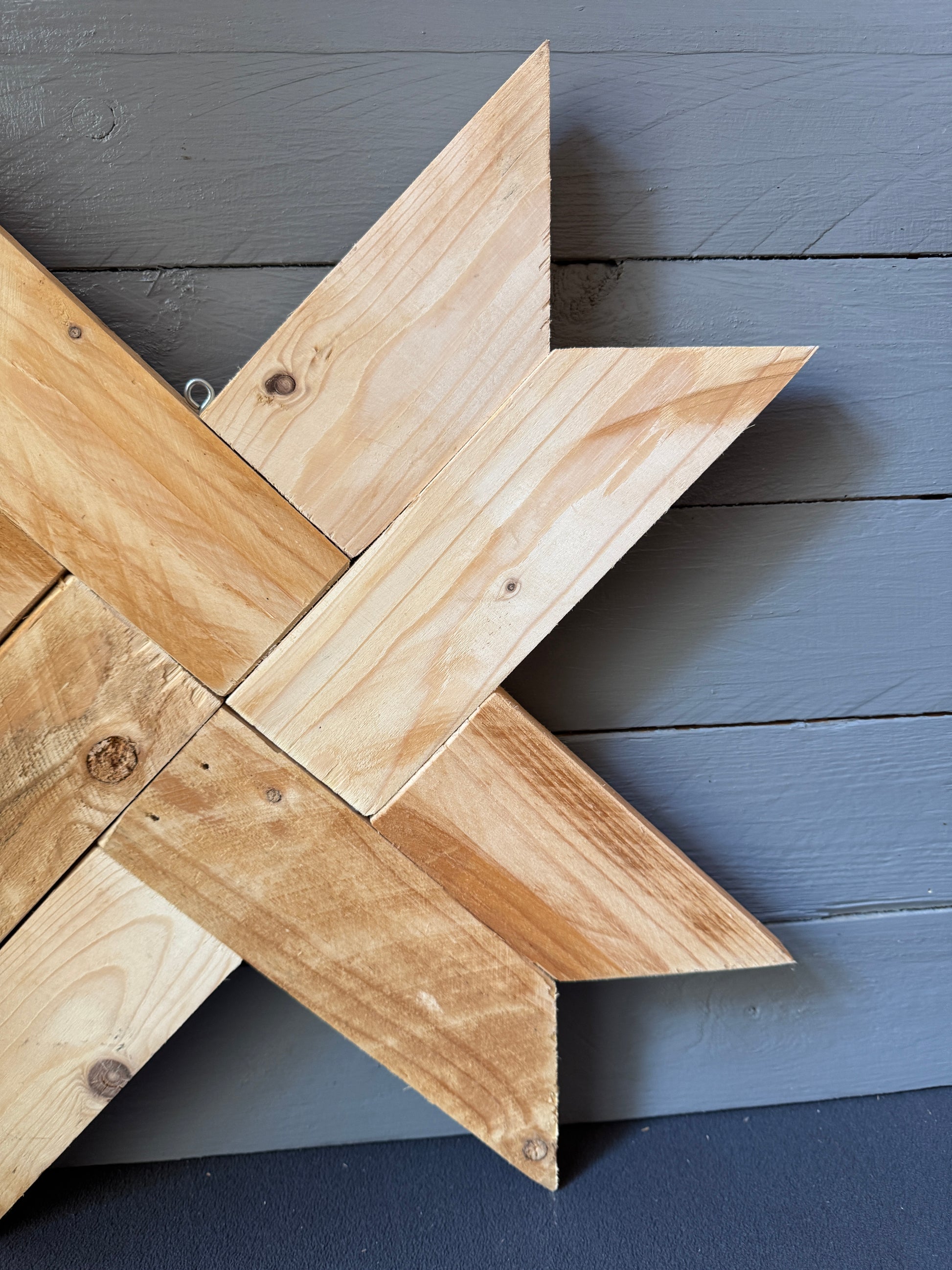 Holzstern aus Palettenholz als stimmungsvolle Weihnachtsdeko.