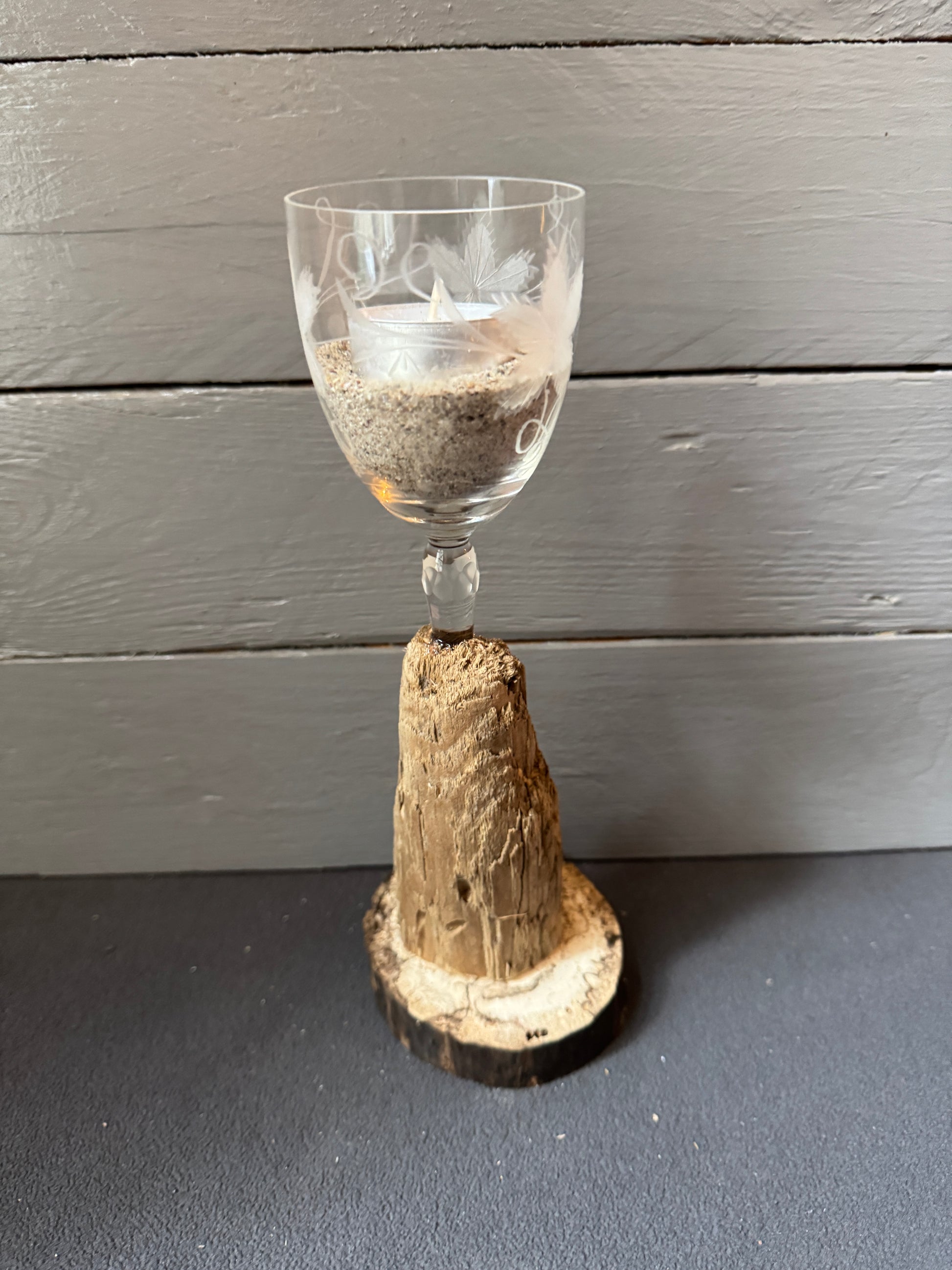 Nachhaltiger Kerzenhalter mit Holzfuß für stimmungsvolle Abende