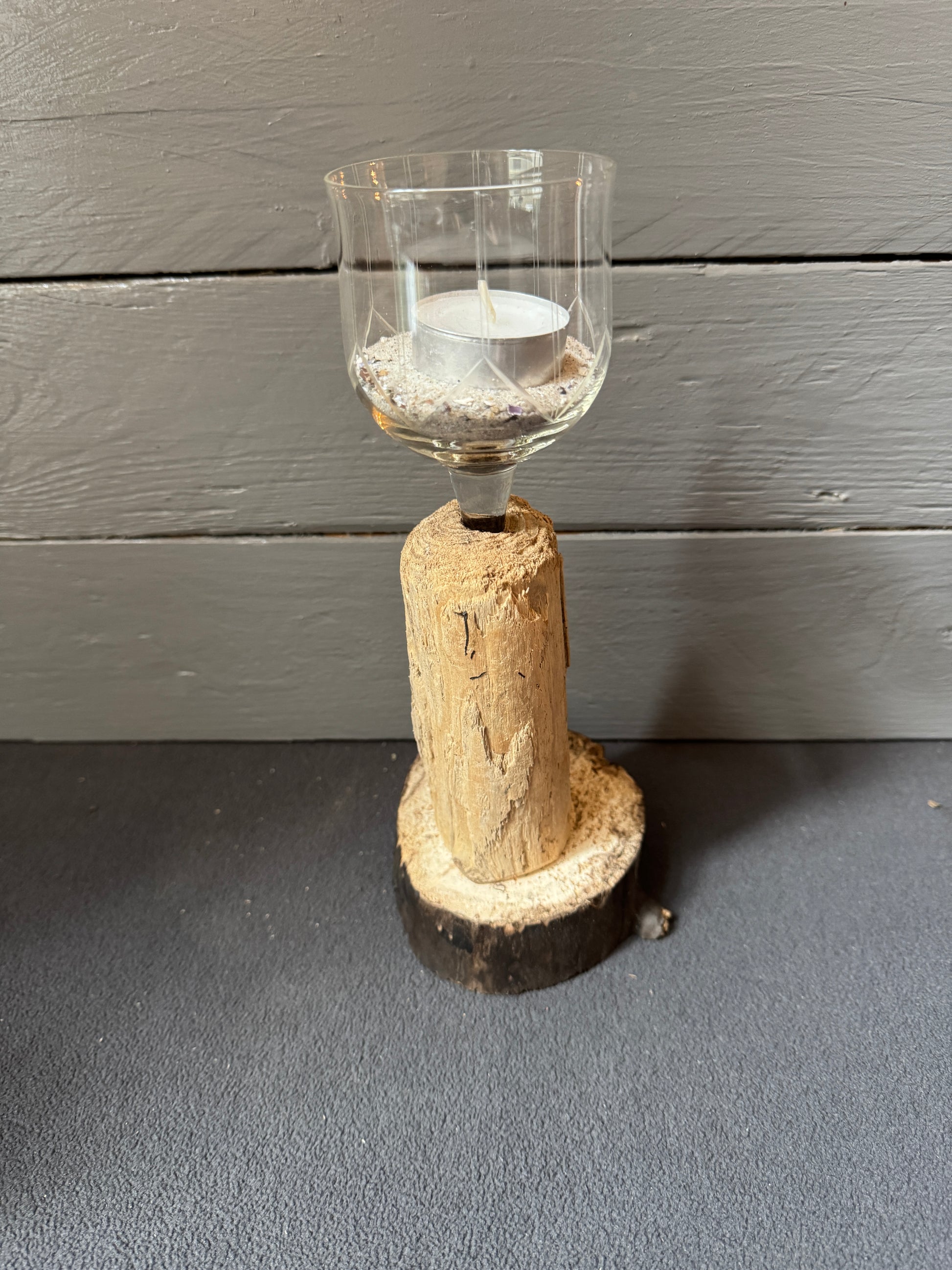 Unikat-Kerzenständer mit Holzscheibe & upgecyceltem Weinglas